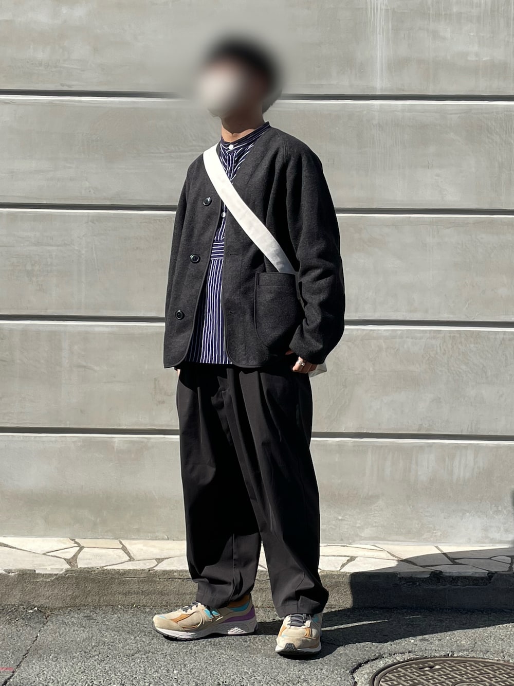 「シンプルコーデ、おしゃれさんと繋がりたい、ワイドパンツ、カーディガン、シャツコーデ、スタンドカラーシャツ、ショルダーバッグ、メガネ男子、ユニクロ、MHL.、ニューバランス2002、ニューバランス、remer、低身長、通学コーデ」｜「NEW BALANCEのM2002R（スニーカー、ベージュ系）」を使った、yuseiさん（メンズ・163cm）の春コーディネートの1枚目の写真