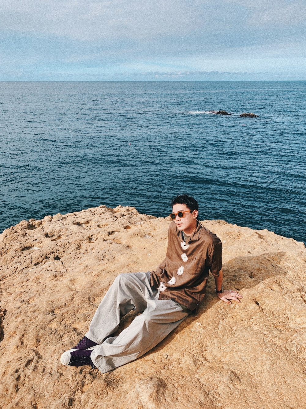 「summer」｜「devadurgaのアイテム（シャツ/ブラウス、ブラウン系）」を使った、林さん（メンズ・177cm）の秋コーディネートの1枚目の写真