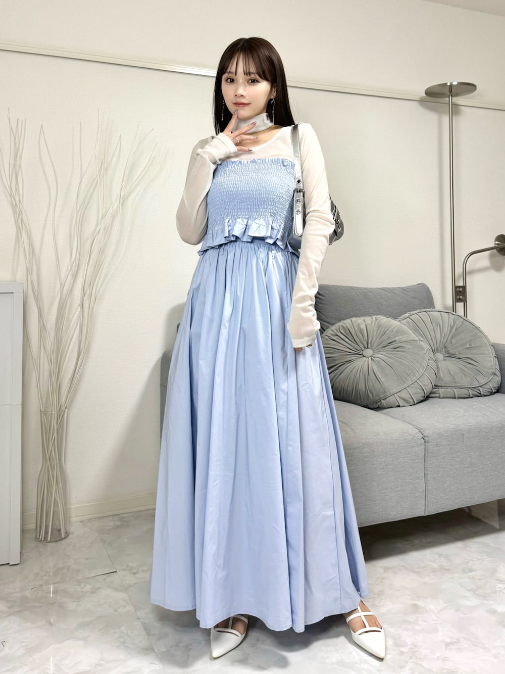 ブルー系のスカート、シルバー系のショルダーバッグ、ホワイト系のトップスを着用したレディースの春コーディネートの1枚目の写真