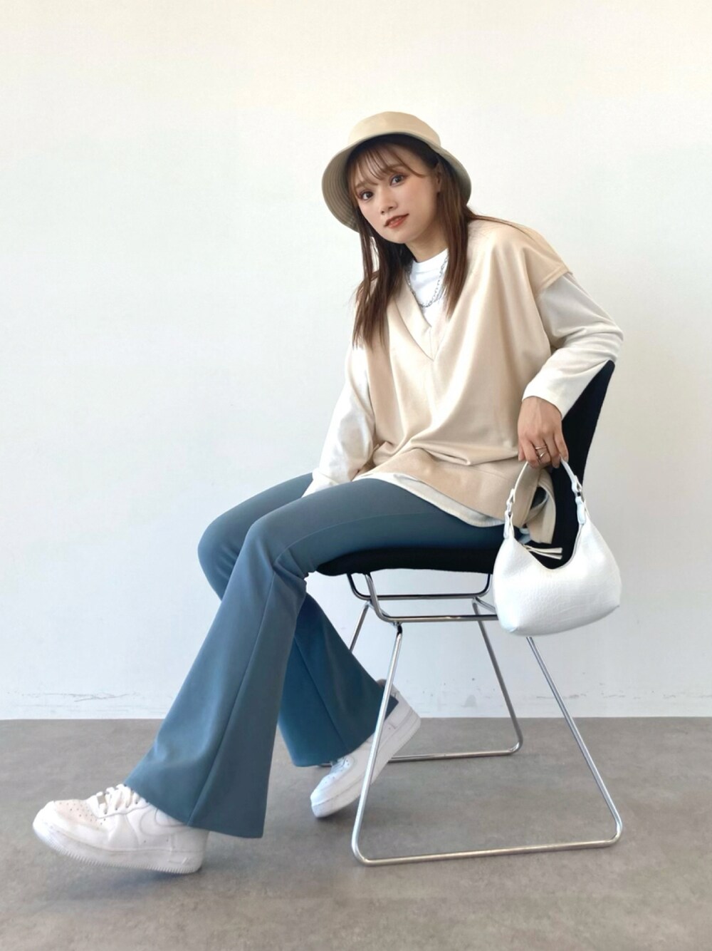 「スウェット、カジュアル、NIKE、カラーパンツ、ベスト、ロンT、スニーカーコーデ、白スニーカー、earth music&ecology、厚底シューズ、パンツスタイル、フレアパンツ、バケットハット、ブチプラ、秋トレンド2021」｜「earth music&ecologyのスウェットベスト　＊（ベスト、ホワイト系）」を使った、Harukaさん（レディース・158cm）の秋コーディネートの1枚目の写真