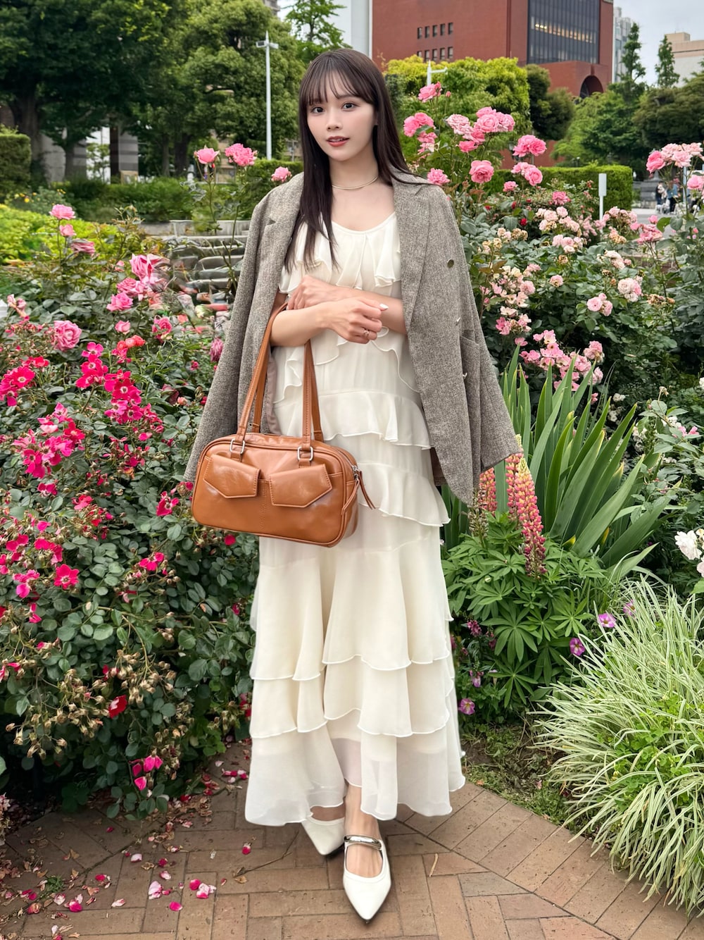 「ワンピース、大人かわいい、サンダル、ジャケット、ジャケットスタイル、キレイめ、ショルダーバッグ、お出かけコーデ、休日スタイル、夏コーデ、デートコーデ、プチプラ、ロングワンピース、GRL」｜「ampmのゴールドモチーフフラットミュール（パンプス、ホワイト系）」を使った、Harukaさん（骨格ストレート・レディース・158cm）の夏コーディネートの1枚目の写真