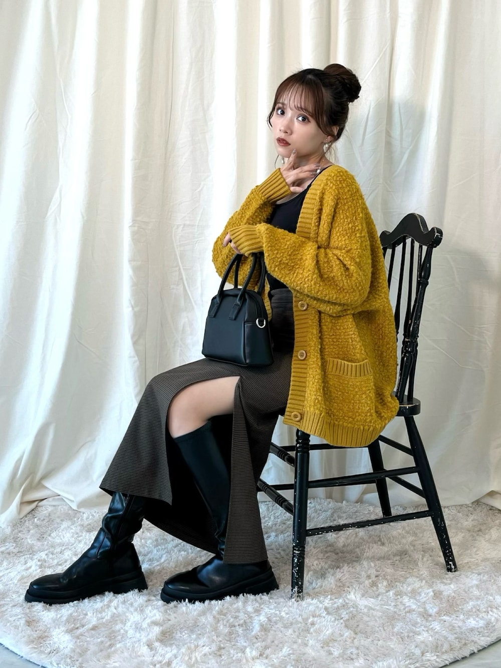 「earth music&ecology、秋ルック紹介するよ、秋カラー、カーディガン、秋服、今日のコーデ、オトナ女子、プチプラ、秋服コーデ、タイトスカート、スリットスカート、キャミソール、ロングブーツ、マスタード、イエロー」｜「earth music&ecologyの2wayスリットナロースカート（スカート、その他）」を使った、Harukaさん（レディース・158cm）の秋コーディネートの1枚目の写真