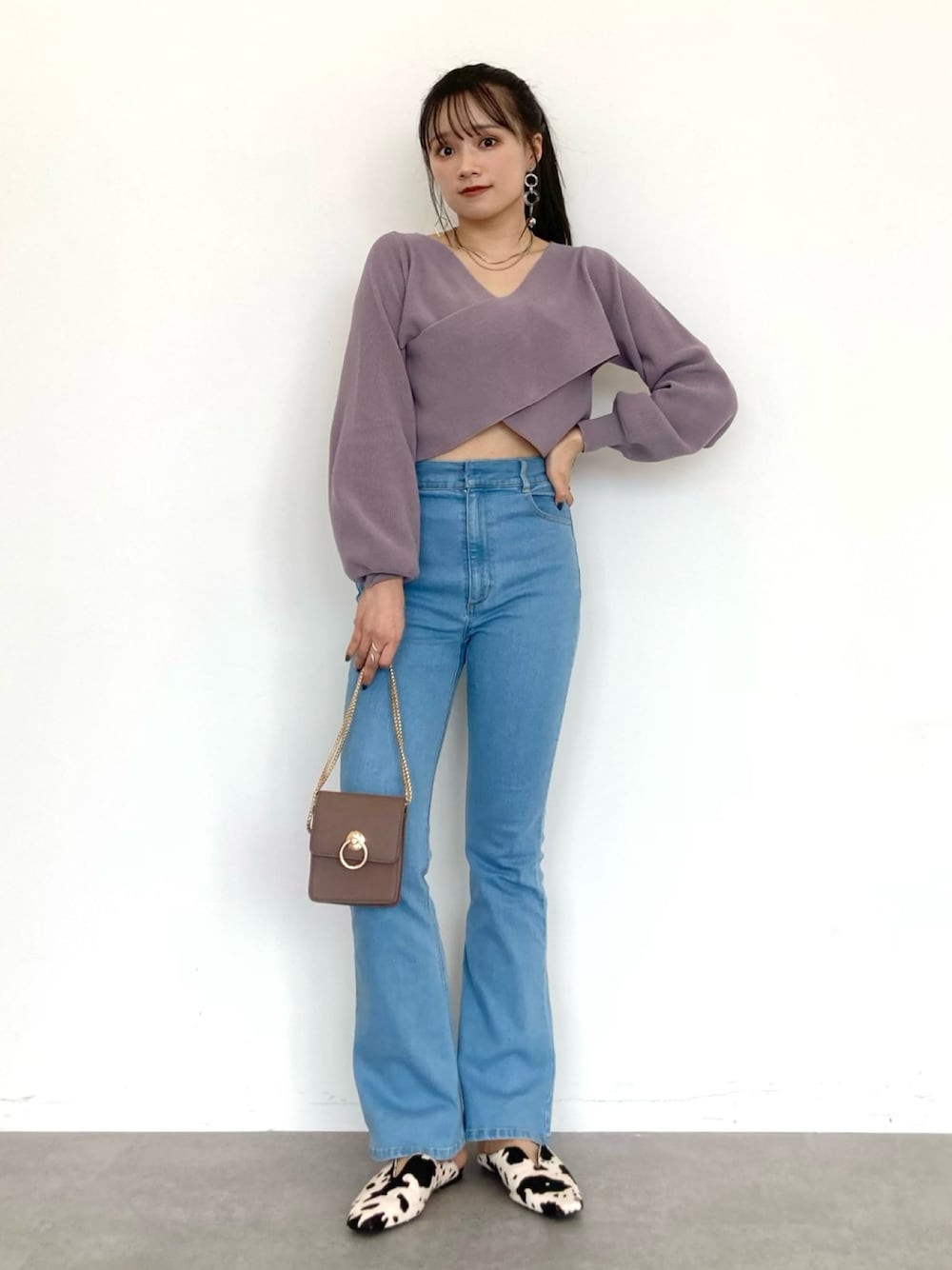 「earth music&ecology、フレアデニム、デニムパンツ、オトナカジュアル、カジュアル、腹チラ、プチプラ、ZARA、デニム、デニムコーデ、ミニバッグ、ニット、カラーニット、カラーパレット、韓国ファッション」｜「earth music&ecologyの2WAYクロスデザインニット（ニット/セーター、パープル系）」を使った、Harukaさん（レディース・158cm）の冬コーディネートの1枚目の写真