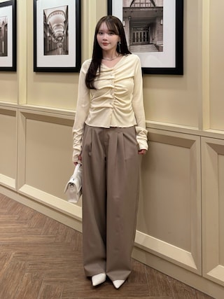 「Elishe(エリシェ)のツータックワイドパンツ(スラックス)」を使った、Harukaさん(レディース・158cm)の春コーディネート