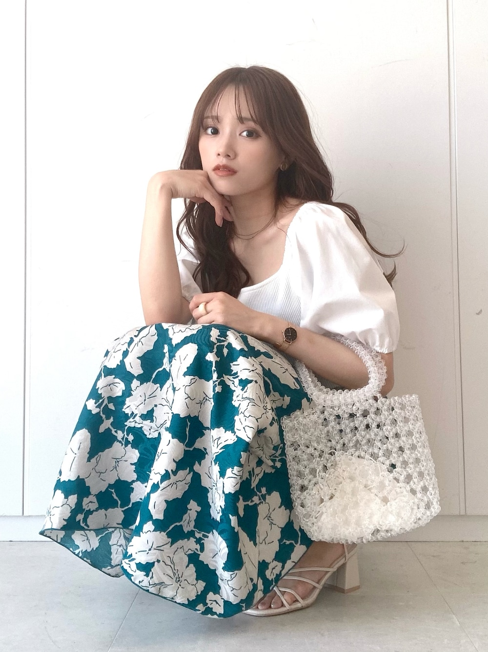 「earth music&ecology、オトナカワイイ、キレイめ、花柄スカート、パフスリーブ、ロングスカート、スカート、スカートスタイル、カラー×コーデ、ボリューム袖、クリアバッグ、リネン、ビーズバッグ、夏コーデ、デート」｜「earth music&ecologyのフラワープリントジャガードスカート（スカート、グリーン系）」を使った、Harukaさん（レディース・158cm）の春コーディネートの1枚目の写真