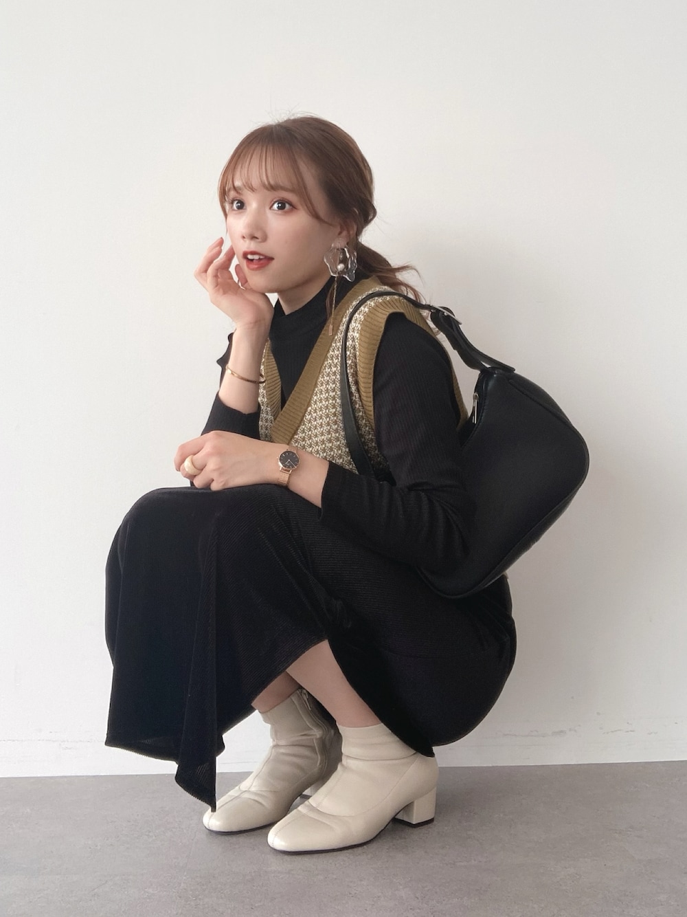 「earth music&ecology、秋コーデ、プチプラコーデ、ベスト、タイトスカート、秋服準備はじめました、秋カラー、マスタード、ショートブーツ、デート、デートスタイル（WOMEN）、白ブーツ、大人カジュアル、ブラック、レイヤードスタイル」｜「earth music&ecologyのショートジャガードニットベスト ＊（ベスト、グリーン系）」を使った、Harukaさん（レディース・158cm）の秋コーディネートの1枚目の写真
