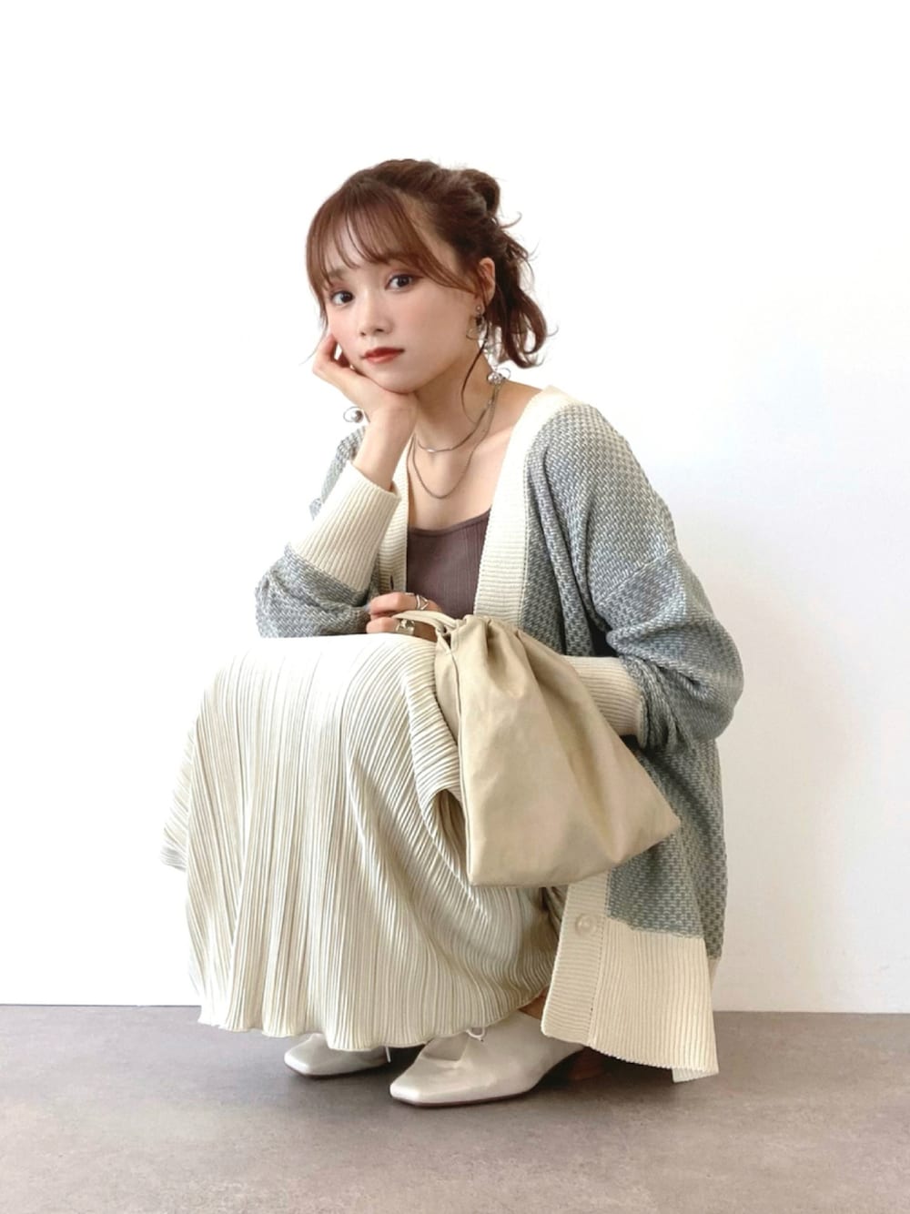 「earth music&ecology、カジュアルコーデ、きれいめカジュアル、大人カジュアル、カーディガン、ジャガード、タイトスカート、ミントグリーン、ミント、秋服準備はじめました、秋トレンド2021、秋コーデ、プチプラ、今日のコーデ、羽織り」｜「earth music&ecologyのチェーン柄リブタンクトップ ＊（タンクトップ、ブラウン系）」を使った、Harukaさん（レディース・158cm）の秋コーディネートの1枚目の写真