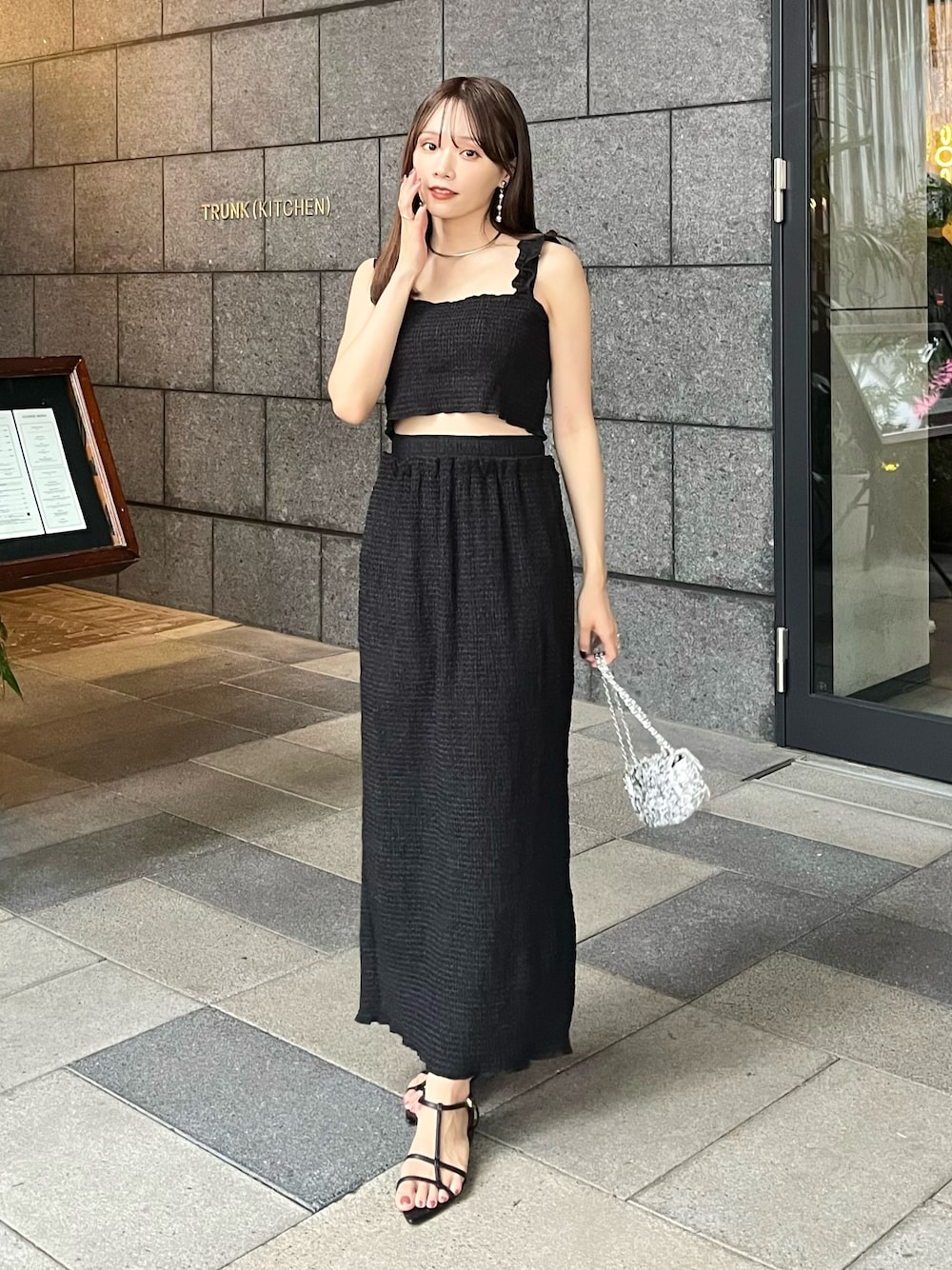 「モノトーン、サンダル、雨の日コーデ、セットアップ、デートコーデ、ビスチェ、夏コーデ、ブラックコーデ、タイトスカート、ロングスカート、骨格ストレート、プチプラ、オトナ女子、オトナカワイイ」｜「ECRELのシャーリングダブルウエストナロースカート（スカート、ブラック系）」を使った、Harukaさん（レディース・158cm）の夏コーディネートの1枚目の写真