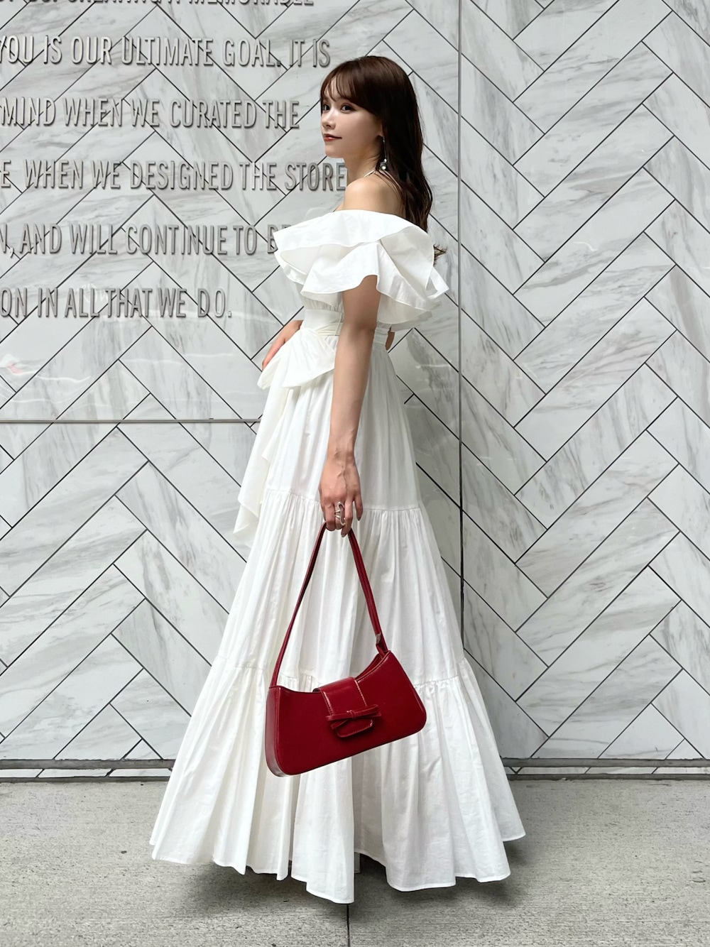 コットンオフショルマキシワンピースを使った人気ファッション