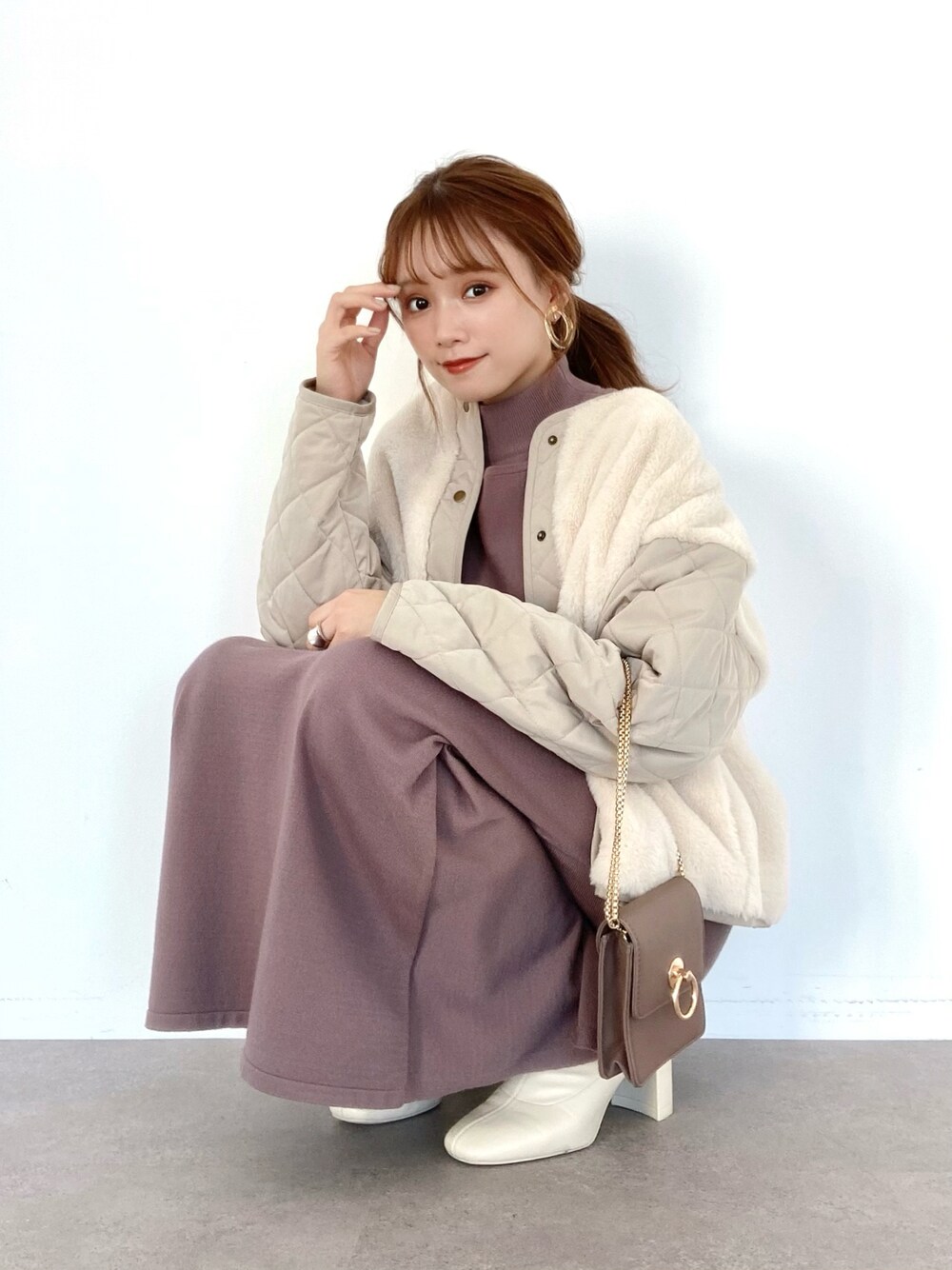 「アウター、ブーツ、ニットワンピ、キルティング、冬コーデ、ニットワンピース、レイヤードスタイル、デート、earth music&ecology、デートスタイル（WOMEN）、ミニバッグ、ショートニット、オトナカジュアル、秋冬コーデ、冬アウター」｜「earth music&ecologyの【WEB限定】キルティングファーブルゾン（ブルゾン、ベージュ系）」を使った、Harukaさん（レディース・158cm）の秋コーディネートの1枚目の写真