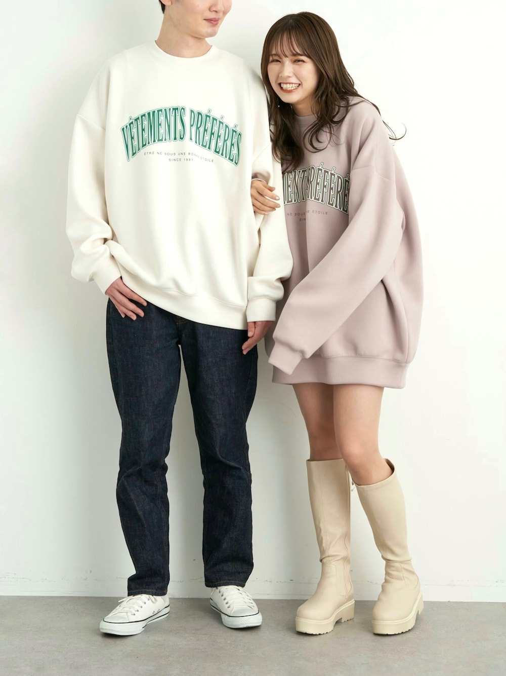 「earth music&ecology、ロゴスウェット、カップルコーデ、リンクコーデ、ペアルック、スウェット、カレッジスウェット、ストリート、ユニセックス、ロングブーツ、デニム、ビッグシルエット、プチプラ、カップル、私の推しブランド」｜「CRAFT STANDARD BOUTIQUEのデニムシェフパンツ　＊（デニムパンツ、ブルー系）」を使った、Harukaさん（レディース・158cm）の冬コーディネートの1枚目の写真