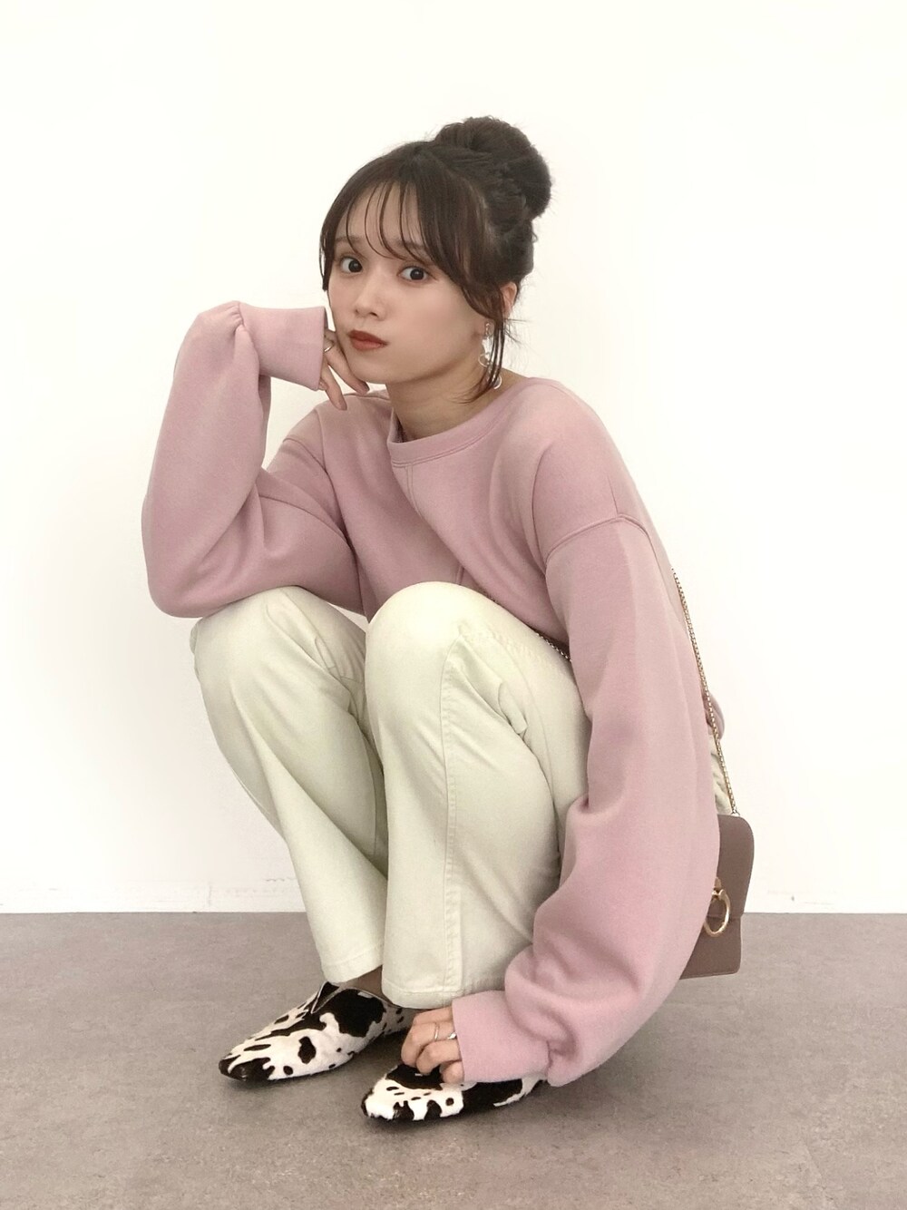 「スウェット、トレーナー、白デニム、白パンツ、パンツスタイル、ストレートパンツ、春色、ストレートデニム、ボリューム袖、パステル映える春」｜「earth music&ecologyのダンボールバックスリットネックプルオーバー＊（スウェット、ピンク系）」を使った、Harukaさん（レディース・158cm）の春コーディネートの1枚目の写真