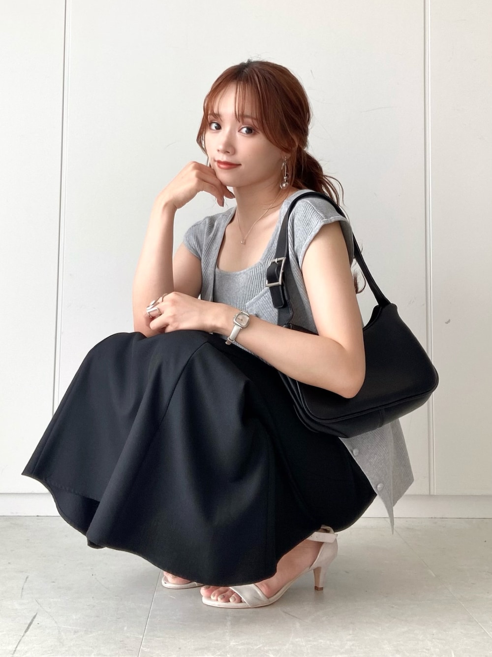 「カーディガン、ブラック、グレー、モノトーン、タンクトップ、きれいめカジュアル、マーメイドスカート、夏コーデ、黒スカート、カジュアルコーデ」｜「earth music&ecologyのマルチマーメイドスカート（スカート、ブラック系）」を使った、Harukaさん（レディース・158cm）の夏コーディネートの1枚目の写真