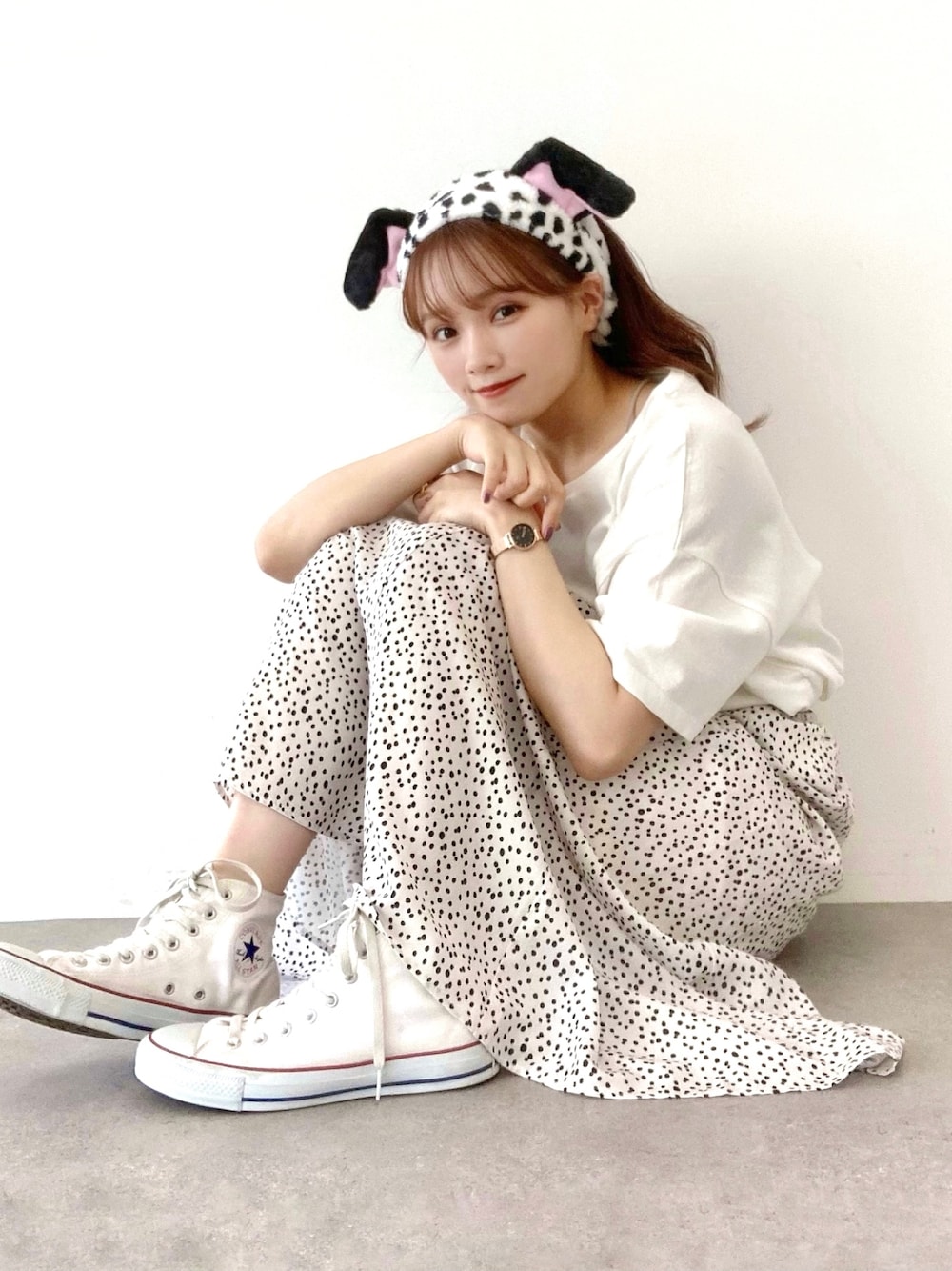 「ディズニー、ディズニーコーデ、101匹わんちゃん、ダルメシアン柄、ヘアバンド、converse、ホワイトコーデ、スニーカー、ディズニーバウンド、カチューシャ」｜「earth music&ecologyの【WEB限定】101 Dalmatians / スカート ＊（スカート、ホワイト系）」を使った、Harukaさん（レディース・158cm）の夏コーディネートの1枚目の写真