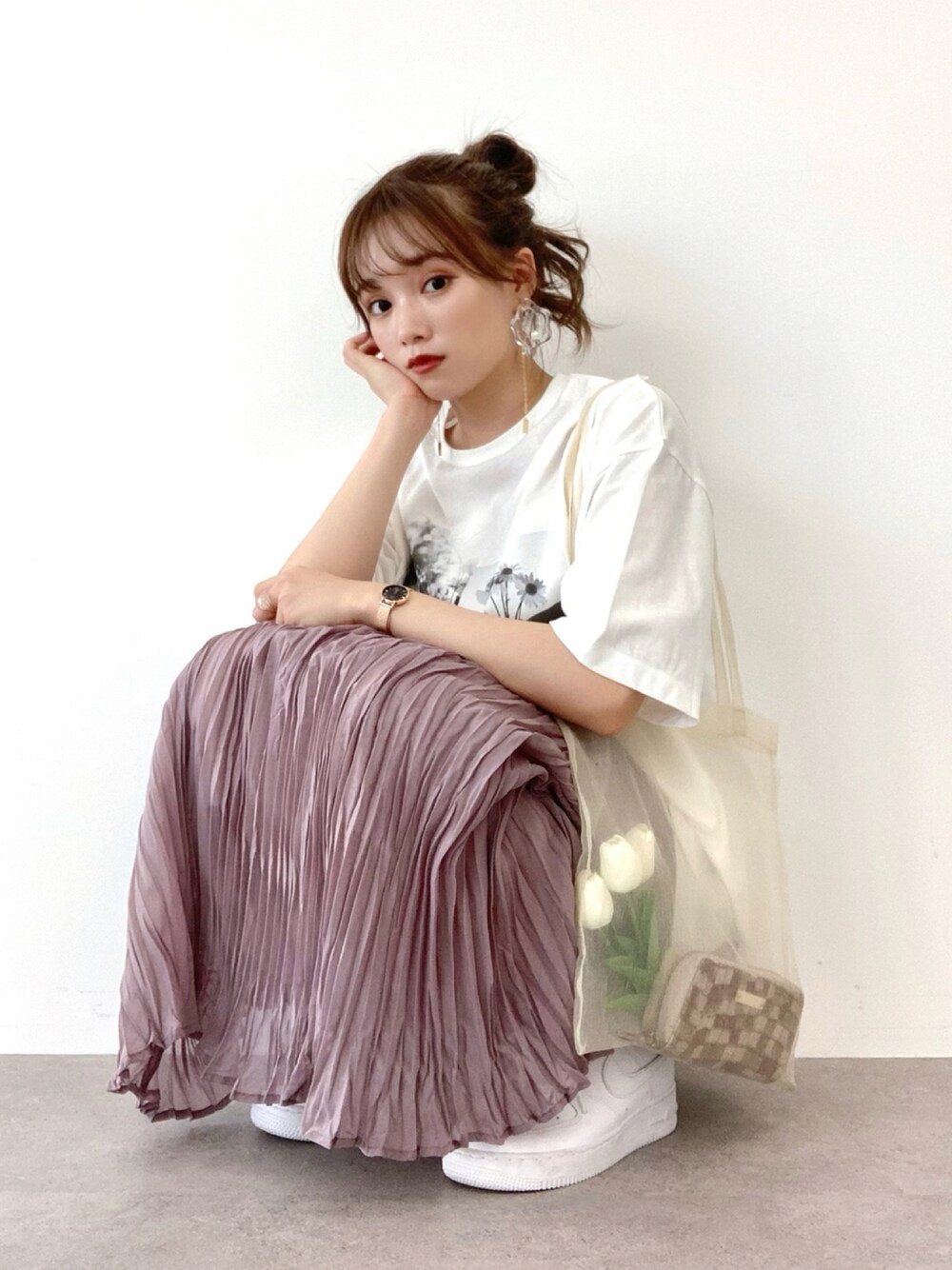 「earth music&ecology、夏の和物語、ゆるコーデ、Tシャツ、プリントT、ワッシャースカート、プチプラ、プリーツスカート、楽チンコーデ、ビッグシルエット」｜「earth music&ecologyのPHOTOびっぐT ＊＊（Tシャツ/カットソー、ホワイト系）」を使った、Harukaさん（レディース・158cm）の夏コーディネートの1枚目の写真