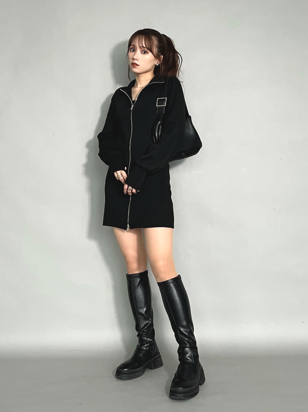「WEARハロウィン2022、ミニワンピース、ミニワンピ、ロングブーツ、黒ブーツ、中綿ジャケット、中綿アウター、ダウンジャケット、ダウンベスト、プチプラ、クール、韓国ファッション、ストレッチブーツ、GRL、ワンピーススタイル」｜「earth music&ecologyのダブルジップニットワンピース（ワンピース、ブラック系）」を使った、Harukaさん（レディース・158cm）の秋コーディネートの1枚目の写真