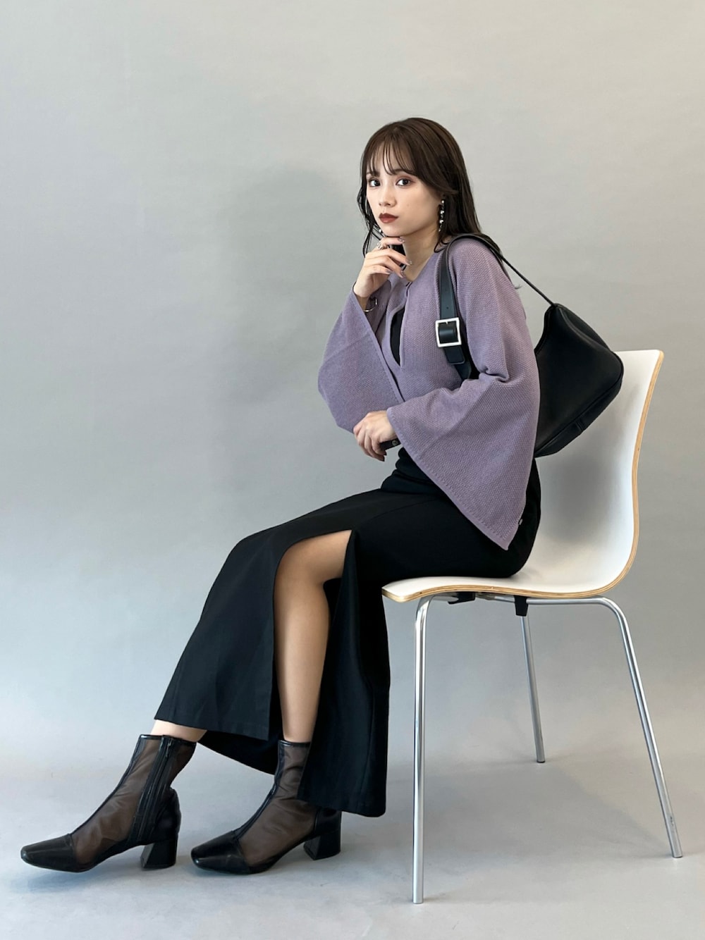 「タイトスカート、ニット、プチプラ、earth music&ecology、パープル、スリットスカート、秋コーデ、秋カラー、ナロースカート、袖スリット」｜「earth music&ecologyのマルチwayセンタースリットニットプルオーバー（ニット/セーター、パープル系）」を使った、Harukaさん（レディース・158cm）の秋コーディネートの1枚目の写真