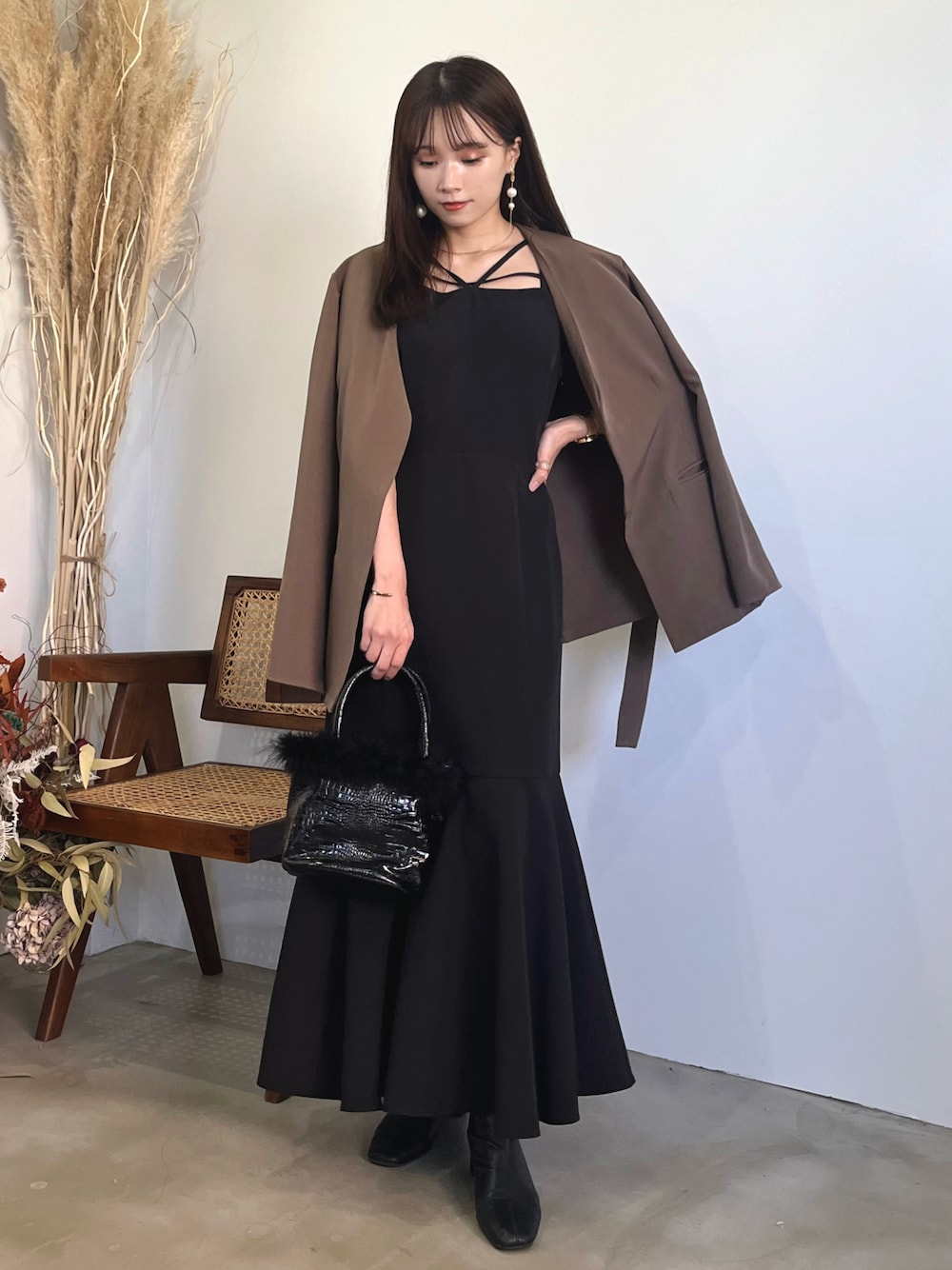 「秋コーデ、秋服準備はじめました、ジャケット、お出かけコーデ、ジャケットスタイル、ブーツ、ワンピース、キャミワンピース、オトナ女子、キレイめ、キレイめコーデ、ワンピーススタイル、秋服、ブラウン、デート」｜「Louereの2wayスリットスリーブノーカラージャケット（ノーカラージャケット、ブラウン系）」を使った、Harukaさん（レディース・158cm）の秋コーディネートの1枚目の写真