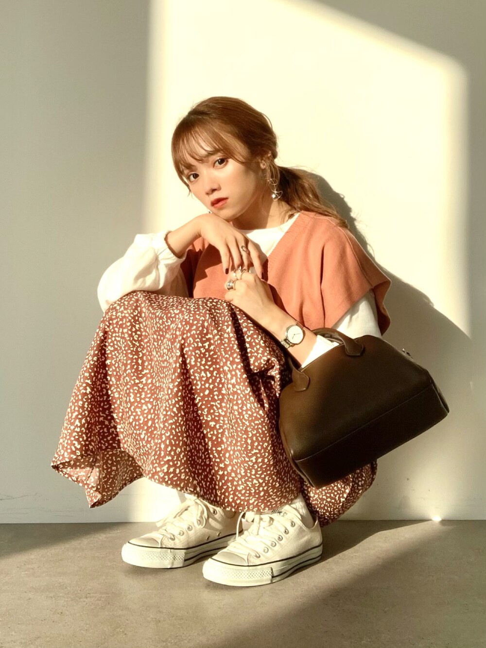 「earth music&ecology、秋のコーデ、秋服準備はじめました、秋先取りコーデ、秋トレンド2021、ベスト、ロンT、スニーカー、スニーカーコーデ、カジュアルガーリー、レオパード、秋カラー、プチプラ、ワントーンコーデ、カジュアル」｜「SLURRのレオパード柄マーメイドロングスカート（スカート、ブラウン系）」を使った、Harukaさん（レディース・158cm）の秋コーディネートの1枚目の写真
