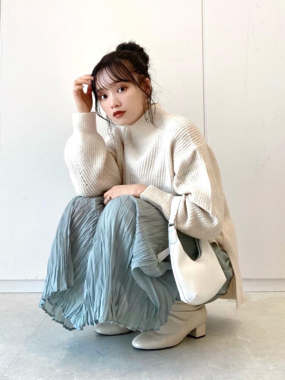 「ニット、ブーツ、ブルー、大人カジュアル、ロングスカート、プチプラ、earth music&ecology、ミニバッグ、サックスブルー、私の推しブランド」｜「earth music&ecologyのブラッシュヤーンハイネックプルオーバー＊（ニット/セーター、ホワイト系）」を使った、Harukaさん（レディース・158cm）の冬コーディネートの1枚目の写真