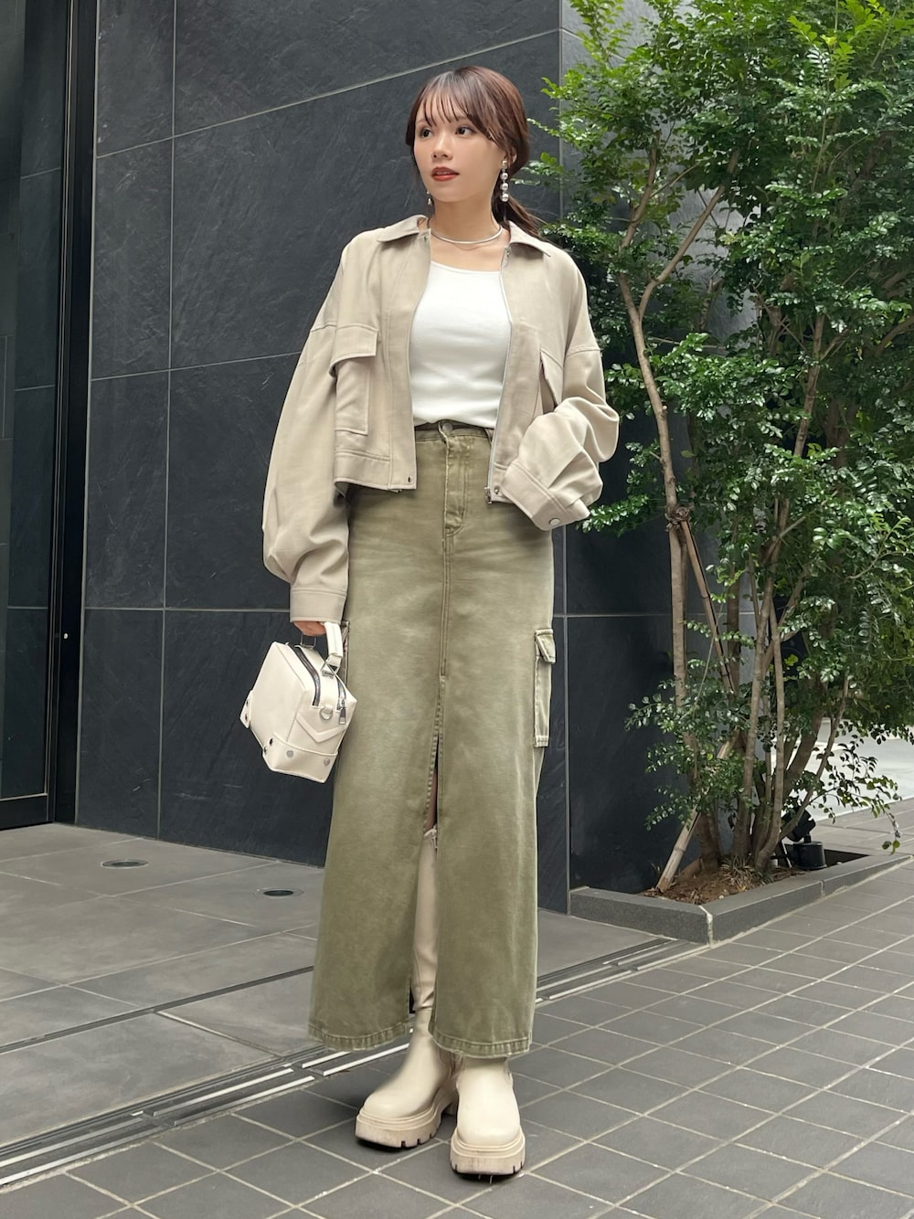 「春服みてみて、春アウター、カジュアルコーデ、オトナカジュアル、きれいめカジュアル、ブーツ、春コーデ、デニム、プチプラ、ロングスカート、ロングブーツ、デニムスカート、レイヤードスタイル、ジャケットスタイル、春のおしゃ見えテクニック」｜「EVRISのカーゴポケットデニムロングスカート【セットアップ着用可能】（デニムスカート、グリーン系）」を使った、Harukaさん（レディース・158cm）の春コーディネートの1枚目の写真