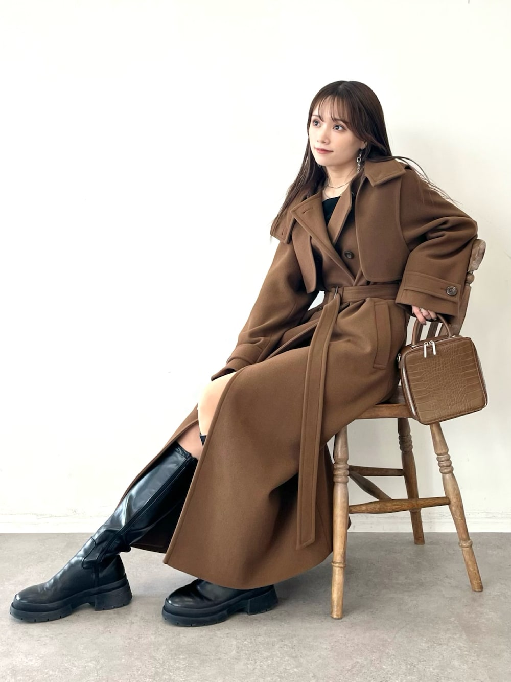 「earth music&ecology、秋冬コーデ、ロングコート、冬コート、ロングブーツ、大人コーデ、デート、ミニワンピース、プチプラ、ブラウン、プチプラコーデ、デートスタイル（WOMEN）、スタンドカラー、スタンドカラーコート、秋ルック紹介するよ」｜「earth music&ecologyのシャーリングミニワンピ（ワンピース、ブラック系）」を使った、Harukaさん（レディース・158cm）の秋コーディネートの1枚目の写真