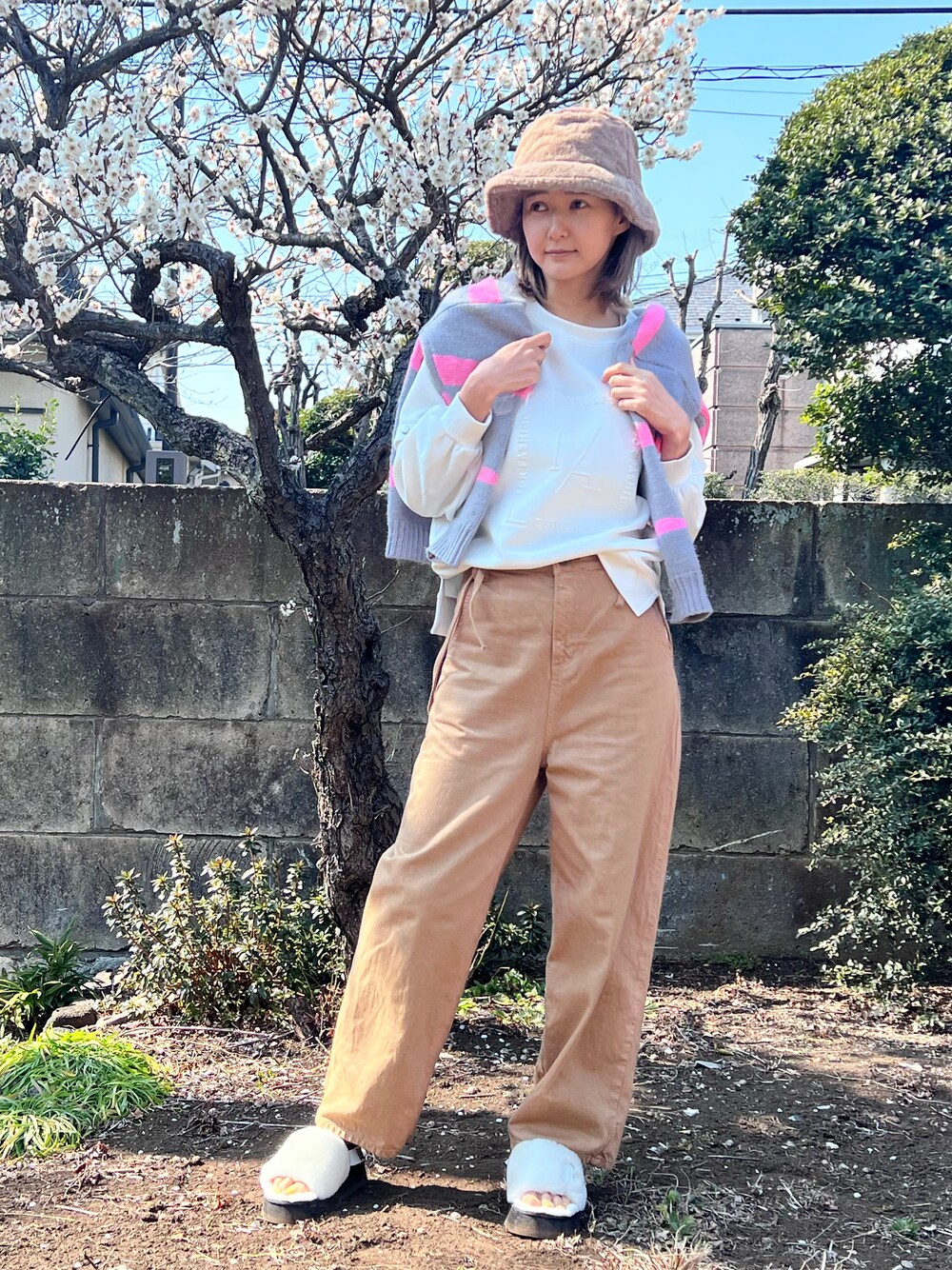 「パンツスタイル、デニム、バケットハット、休日スタイル、カーディガン、カーディガン肩かけ、サンダル、UGG、カジュアルコーデ、ママコーデ」｜「Factor=のファーバケットハット（ハット、ベージュ系）」を使った、美優さん（レディース・168cm）の春コーディネートの1枚目の写真