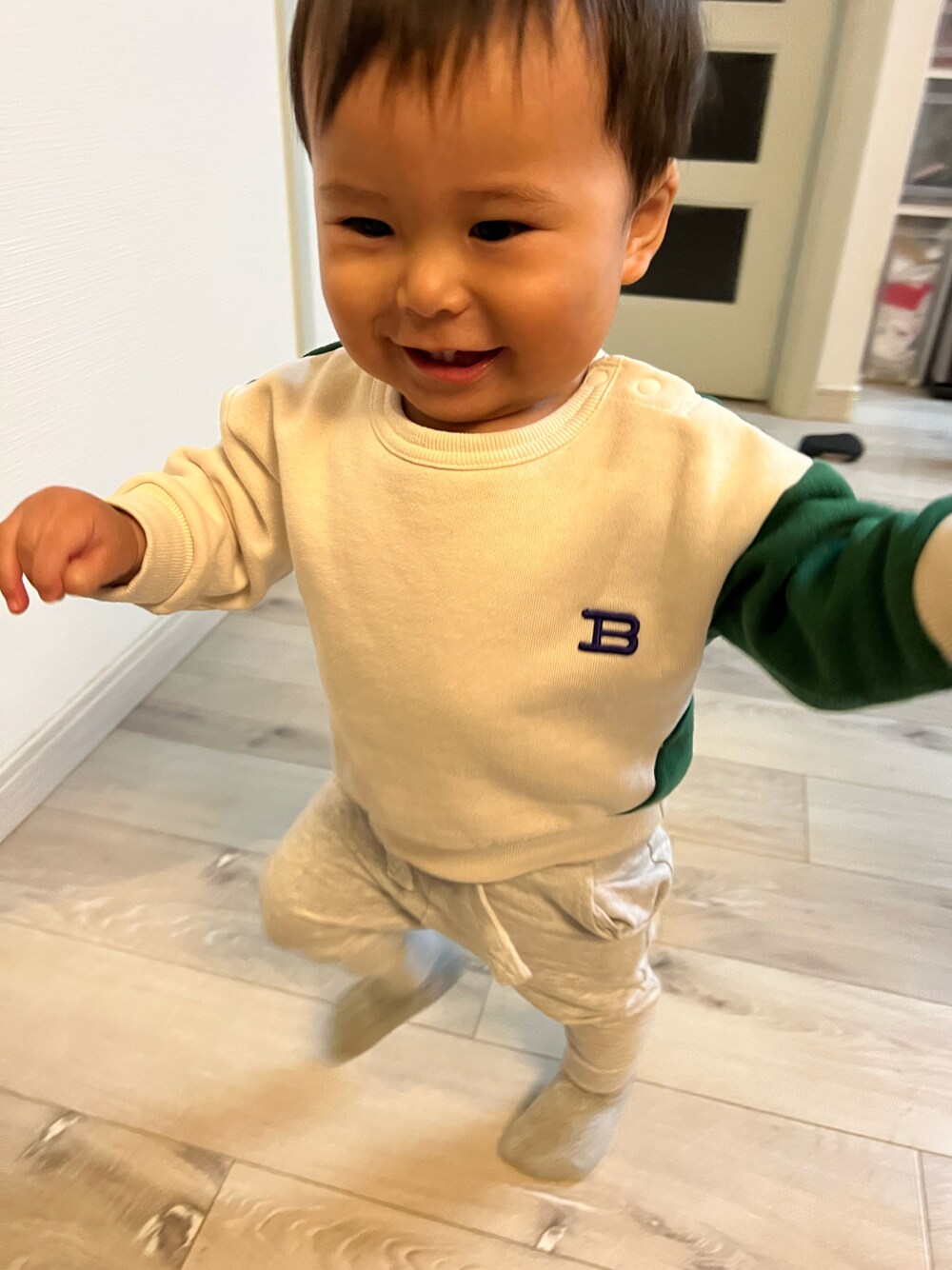 「トレーナー、スウェット、スウェットパンツ、1歳、1歳2ヶ月、70cm、75cm、おとこのこ、男の子」｜「BIG FIELDのウラキモウ切り替えトレーナー/裏起毛（80～150cm）（スウェット、ホワイト系）」を使った、美優さん（レディース・168cm）の冬コーディネートの1枚目の写真