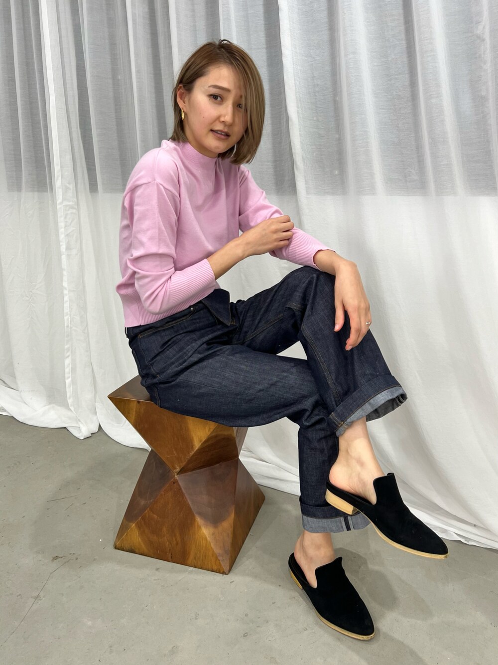 「ニット、カラーニット、パンツスタイル、デニム、スリッポン、休日コーデ、シンプル、大人女子、ママコーデ、ニット/セーター、秋のコーデ」｜「miileanのアイテム（ニット/セーター、ピンク系）」を使った、美優さん（レディース・168cm）の秋コーディネートの1枚目の写真