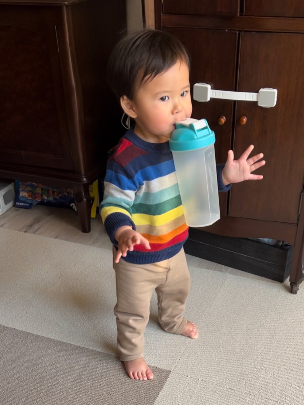「GAPbaby、GAP、レインボー、1歳、1歳3ヶ月、おとこのこ」｜「UNIQLOのアイテム（パンツ、ベージュ系）」を使った、美優さん（レディース・168cm）の冬コーディネートの1枚目の写真