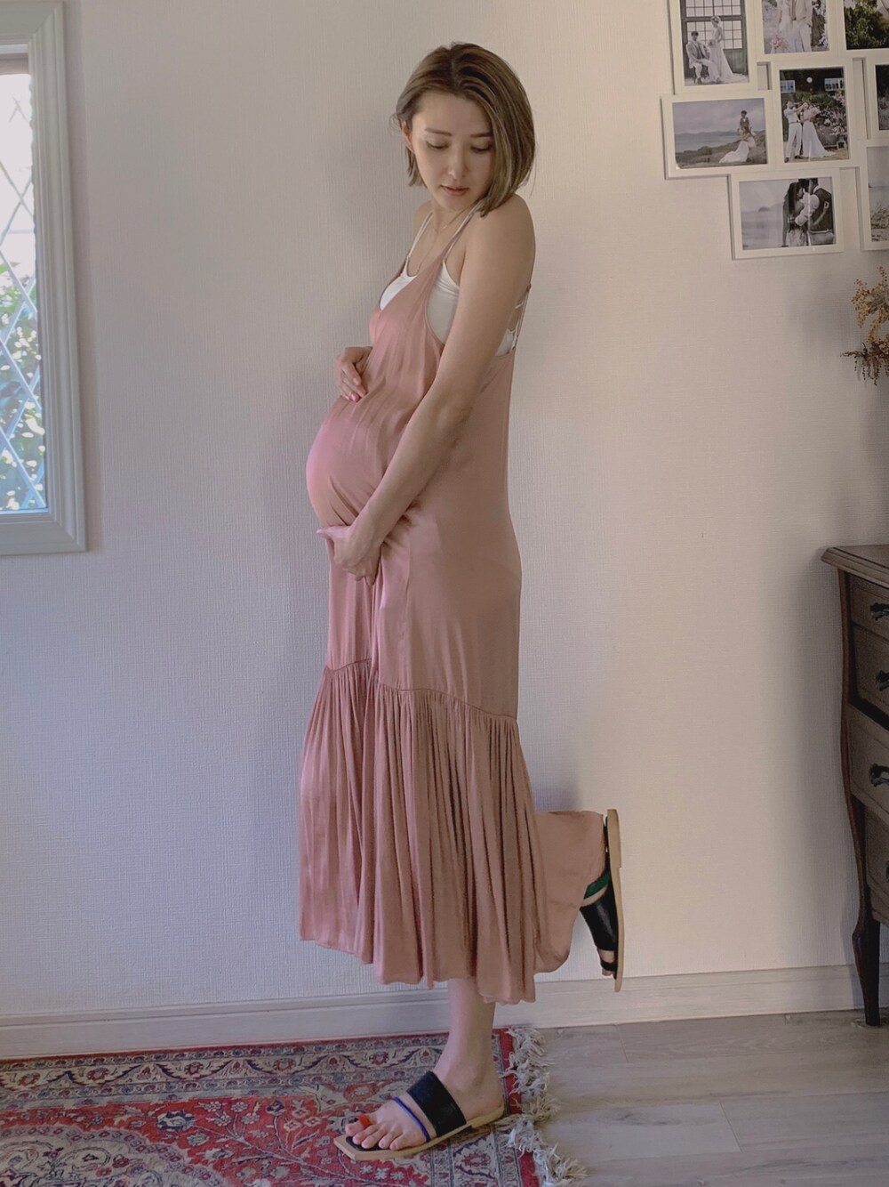 ピンク系のワンピース、ホワイト系のキャミソール、ブラック系のサンダルを着用したレディースの秋コーディネートの1枚目の写真