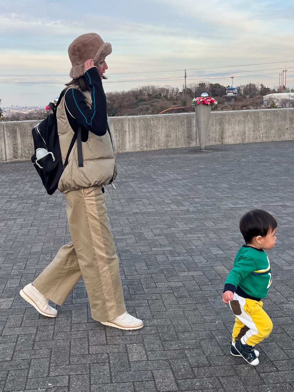 「休日コーデ、おとこのこ、男の子ママ、ママコーデ、リュック、バケットハット、パンツスタイル、ダウンベスト」｜「Factor=のファーバケットハット（ハット、ベージュ系）」を使った、美優さん（レディース・168cm）の冬コーディネートの1枚目の写真