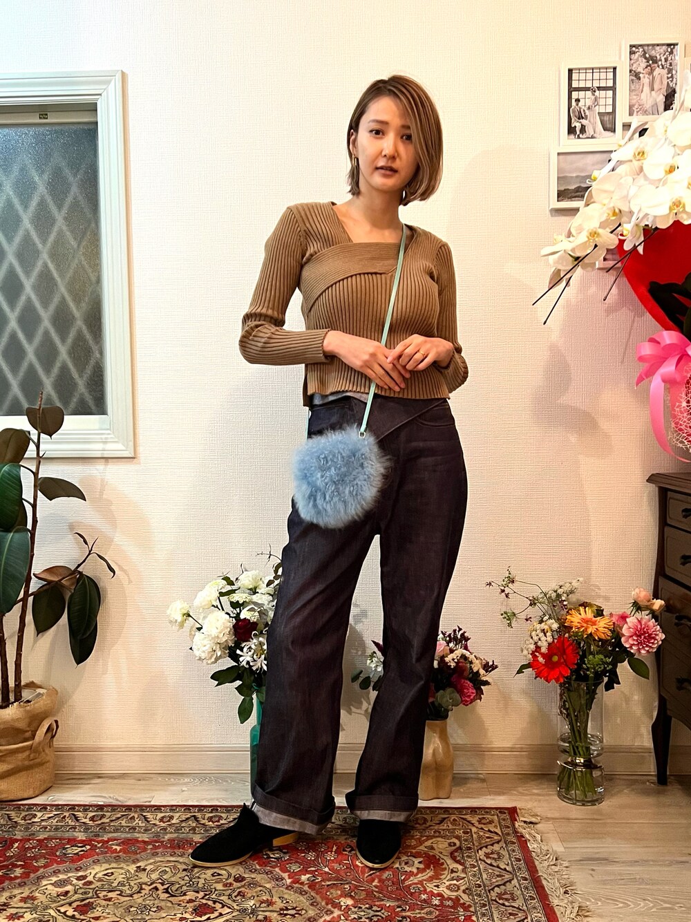 「秋のコーデ、ニット、パンツスタイル、デニム、ファー小物、リブニット、オトナ女子」｜「no brandのアイテム（ニット/セーター、ブラウン系）」を使った、美優さん（レディース・168cm）の秋コーディネートの1枚目の写真