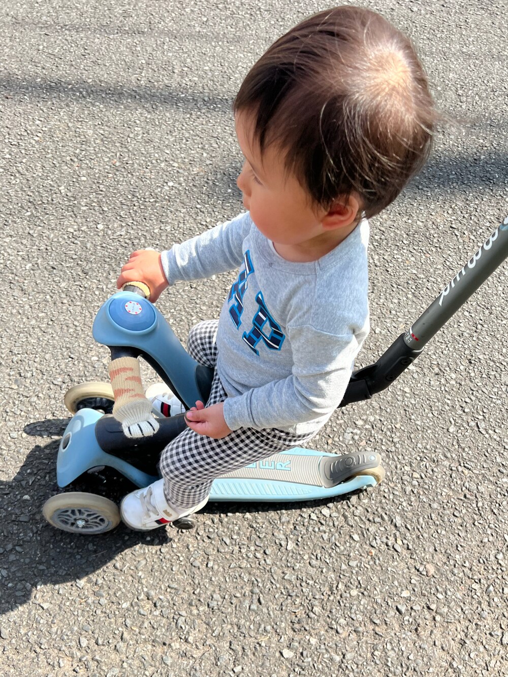 「おとこのこ、男の子、チェックパンツ、GAPbaby、1歳、1歳5ヶ月」｜「GAPのアイテム（Tシャツ/カットソー、グレー系）」を使った、美優さん（レディース・168cm）の春コーディネートの1枚目の写真