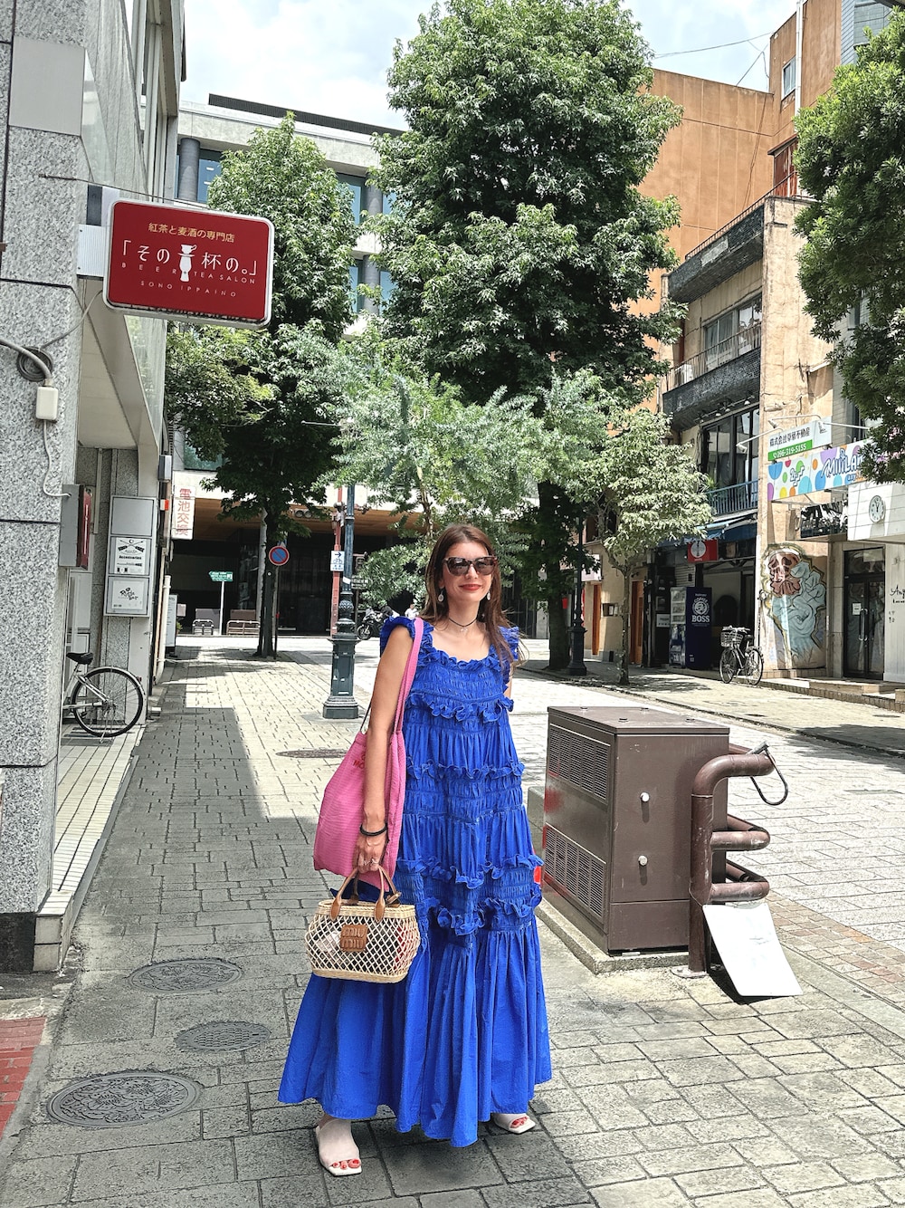 「夏コーデ、夏ファッション、オトナカジュアル、レディースファッション、ブルー、ブルーコーデ、ママコーデ、ママファッション、ootd、カジュアルガーリー、着回しコーデ、ロングワンピース、ミニバッグ」｜「PERNAのギャザーキャミフリルワンピース（ワンピース、ブルー系）」を使った、スザンヌさん（レディース・165cm）の夏コーディネートの1枚目の写真