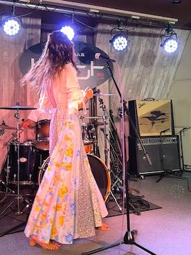 「FUMIE TANAKA（フミエタナカ）の【FUMIE＝TANAKA(フミエタナカ)】パッチフラワーワンピース（ワンピース、ホワイト系）」を使った、スザンヌさん（レディース・165cm）の秋コーディネート