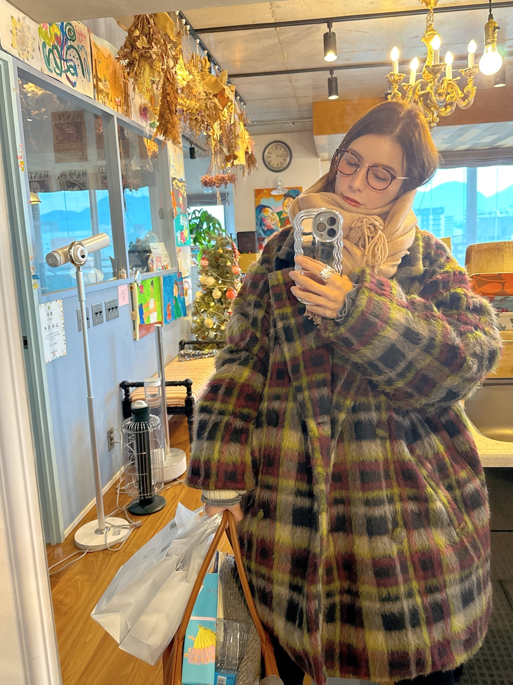「カジュアルコーデ、チェック、チェックコート、マフラーぐるぐる、寒い日、寒い日のコーデ、冬アウター、冬コーデ、ママコーデ、ママファッション、カジュアルガーリー、着回しコーデ、ゆるコーデ、ニットワンピース、メガネ女子」｜「AmeriのADORABLE SHAGGY CHECK COAT（チェスターコート、ブラック系）」を使った、スザンヌさん（レディース・165cm）の冬コーディネートの1枚目の写真