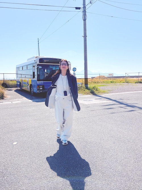 「ELCHELE（エルチェレ）のINSIDE RIPPED HOLE COLOR DENIM（デニムパンツ）」を使った、スザンヌさん（レディース・165cm）の春コーディネート