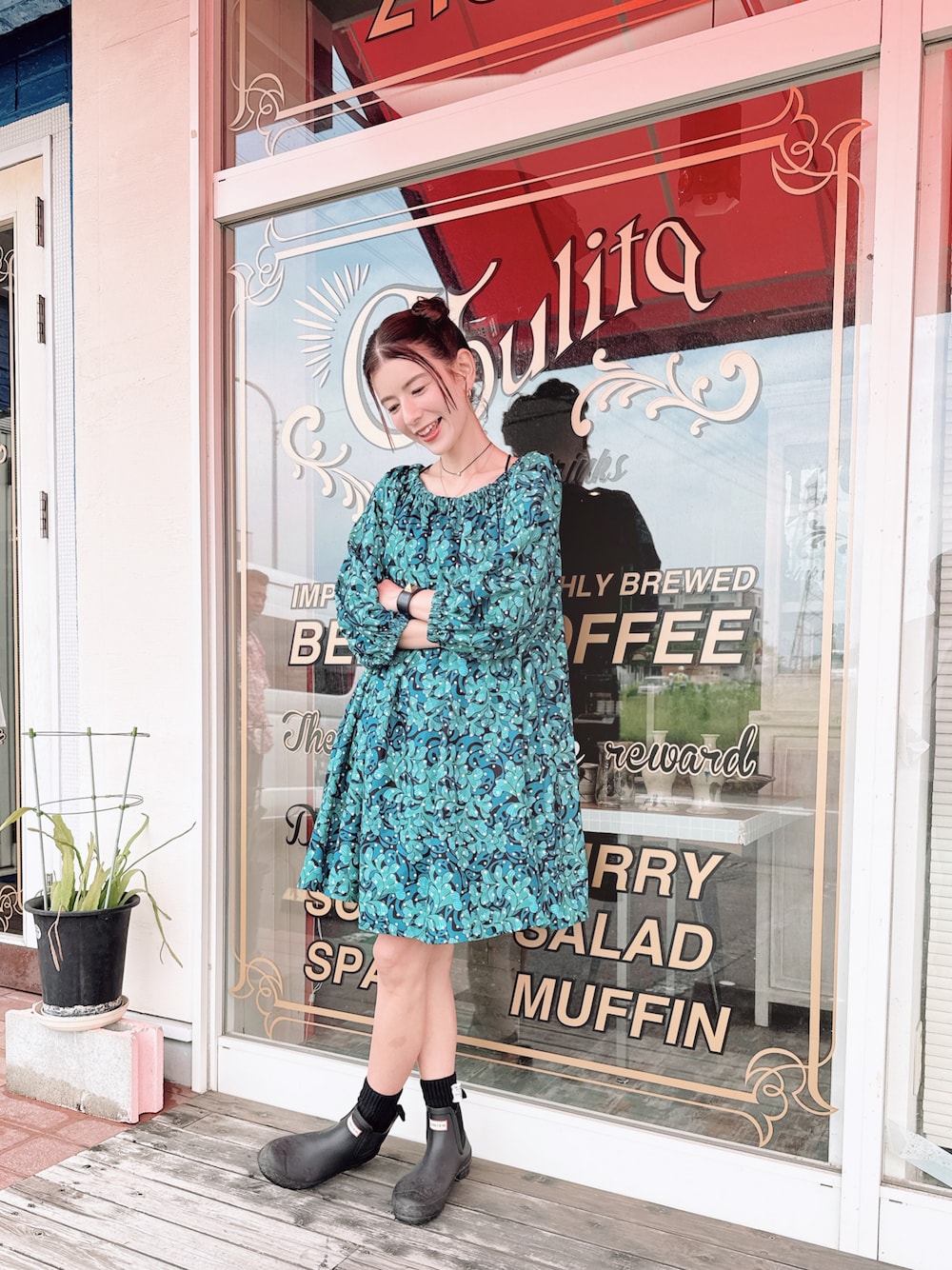 「夏コーデ、大人カジュアルコーデ、レディースファッション、大人コーデ、柄ワンピース、柄、チュニック、チュニックワンピ、ママコーデ、ママファッション、レインブーツ、ハンター」｜「moyan ecriのアイテム（チュニック、ブルー系）」を使った、スザンヌさん（レディース・165cm）の夏コーディネートの1枚目の写真