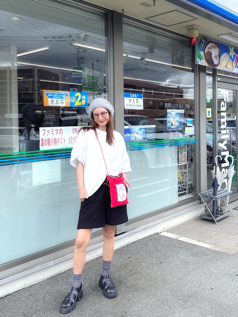 ホワイト系のTシャツ/カットソー、ブラック系のスウェットパンツ、ブラック系のサンダルを着用したレディースの夏コーディネートの1枚目の写真