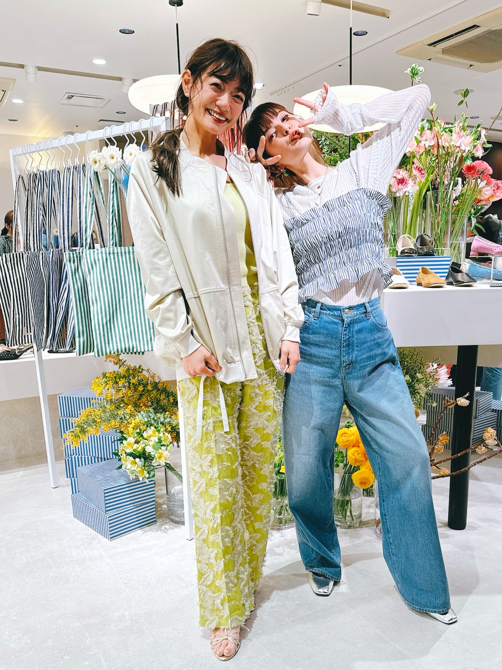 シルバー系のバレエシューズ、ゴールド系のサンダルを着用したレディースの春コーディネートの1枚目の写真