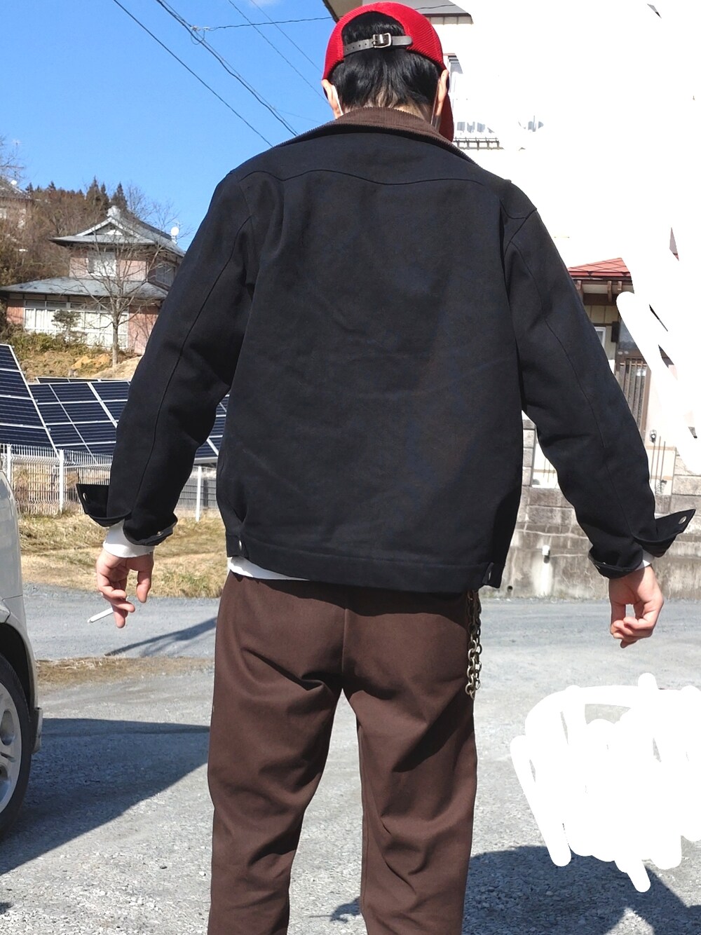 ブラック系のブーツ、ブラック系のブルゾン、ホワイト系のTシャツ/カットソーを着用したメンズの春コーディネートの2枚目の写真