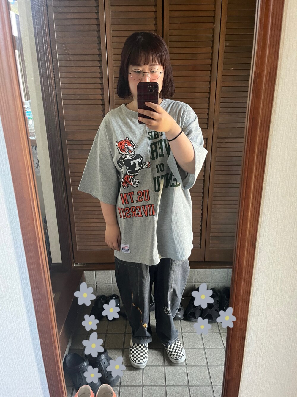 「夏ルックで気分アップ、デニム、カジュアルスタイル、オトナ女子、大人カジュアルコーデ、夏コーデ、おしゃれさんと繋がりたい」｜「tiptopのアイテム（Tシャツ/カットソー、グレー系）」を使った、MAGOさん（レディース・156cm）の夏コーディネートの1枚目の写真