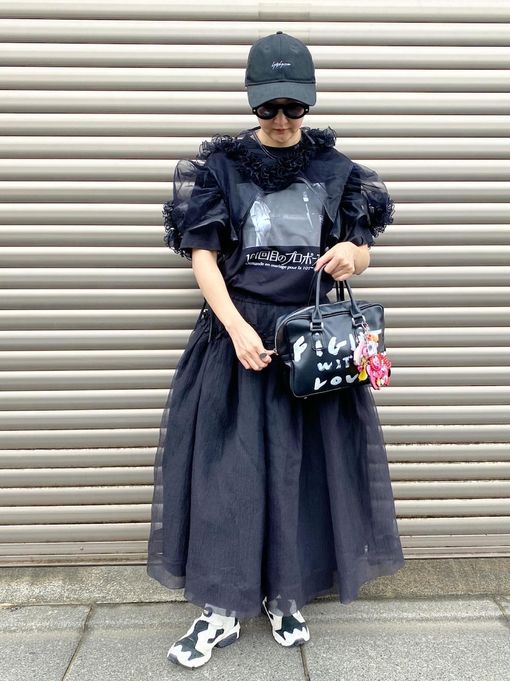 「ワントーンコーデ、レイヤードスタイル、フレアスカート、キャップコーデ、ブラック、シースルー、スニーカー女子、モード、黒、スカートコーデ、休日スタイル」｜「ramaramaのアイテム（トップス、ブラック系）」を使った、miccco.さん（レディース・157cm）の秋コーディネートの1枚目の写真