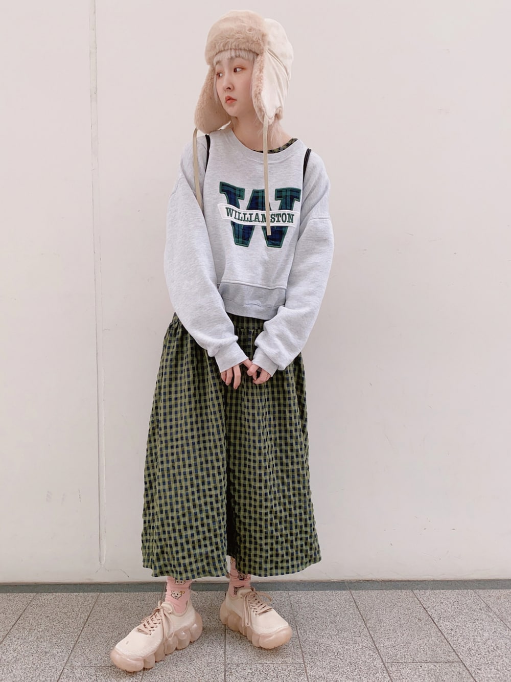 「古着、古着MIX、フライトキャップ、厚底シューズ、スウェット、スニーカーコーデ、レイヤードスタイル、チェック柄に恋してる、秋冬コーデ、休日スタイル」｜「kaorinomoriの【カオリノモリ】ﾎﾟｶﾛﾊﾟｲﾛｯﾄ（ハット、ホワイト系）」を使った、miccco.さん（レディース・157cm）の冬コーディネートの1枚目の写真