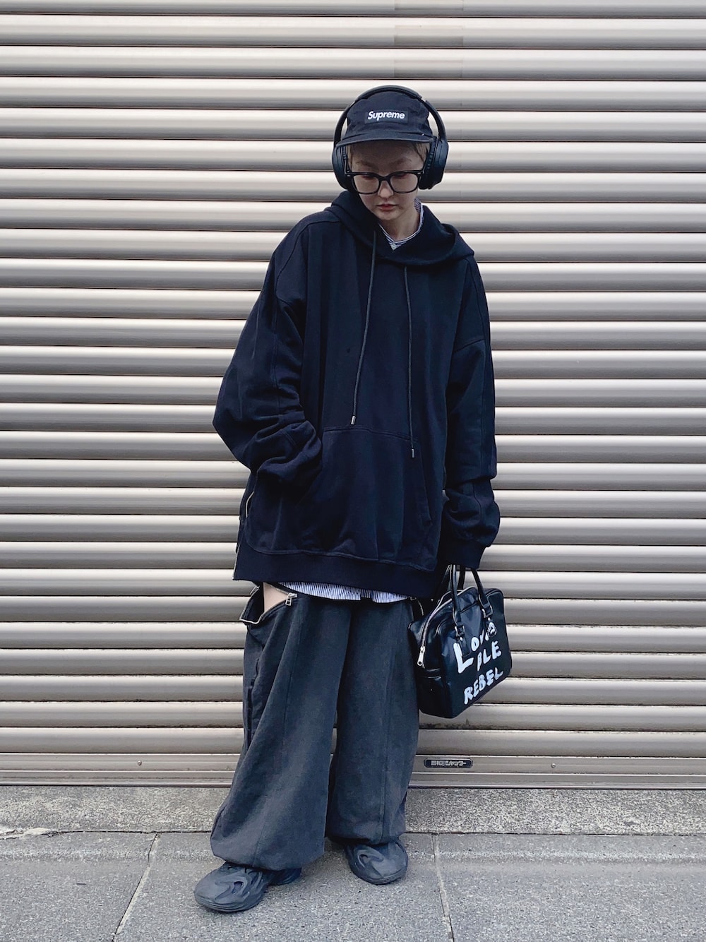 「ゆるコーデ、メンズライク、キャップ、モード、ワントーンコーデ、メガネ女子、adidas、スニーカー、ビッグシルエット、オーバーサイズ、シャツスタイル、パーカー、フーディー、ブラック、ブラックコーデ」｜「MAISON SPECIALの《UNISEX》Heavy-Weight Sweat Prime-Over Side Zip Pullover Hoodie/ヘビーウェイトスウェットプライムオーバーサイドジッププルオーバーパーカー【MAISON SPECIAL/メゾンスペシャル】（パーカー、ブラック系）」を使った、miccco.さん（レディース・157cm）の冬コーディネートの1枚目の写真