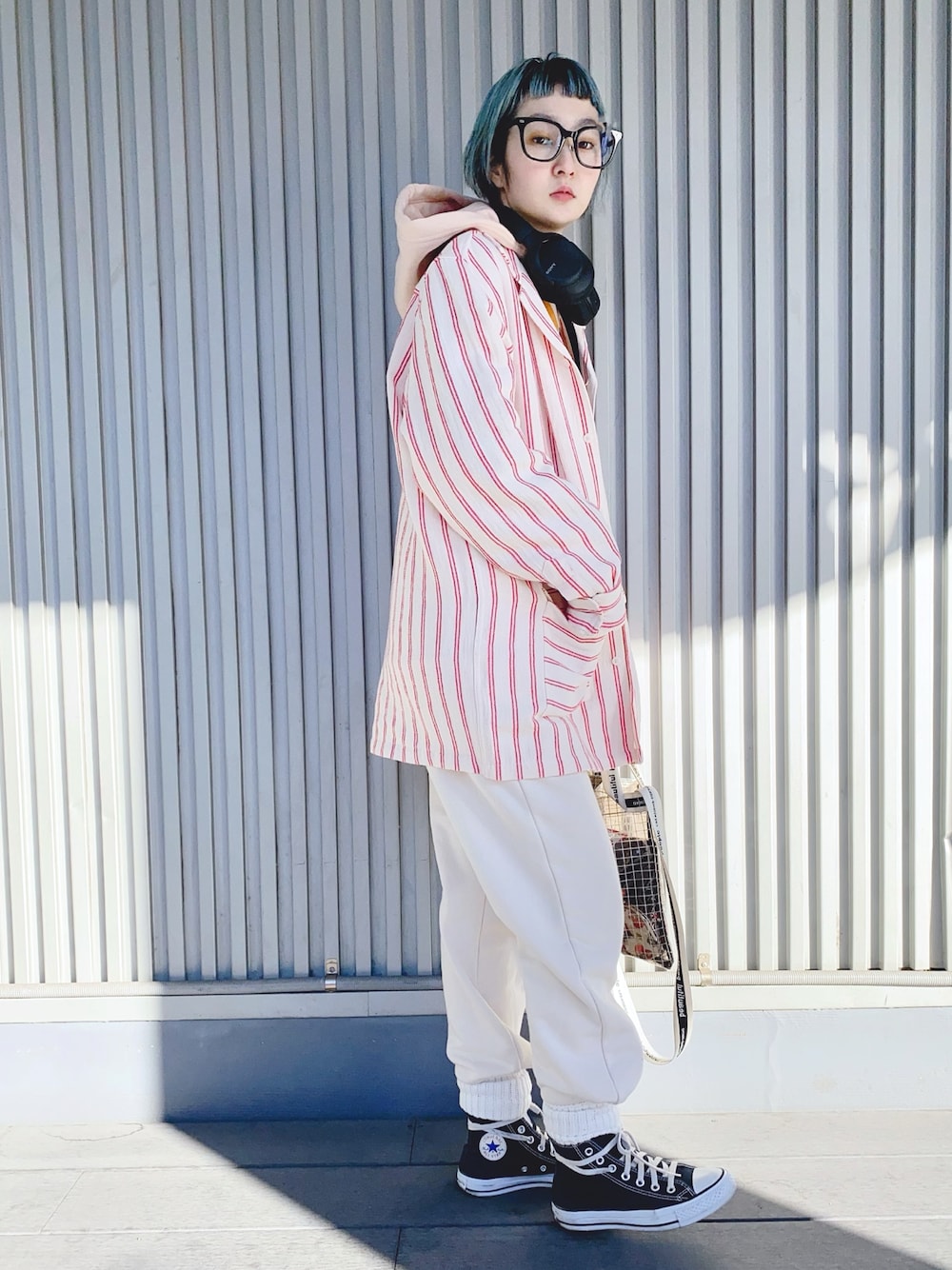 レッド系のジャケット/アウター、ホワイト系のパンツ、ブラック系のスニーカーを着用したレディースの冬コーディネートの1枚目の写真