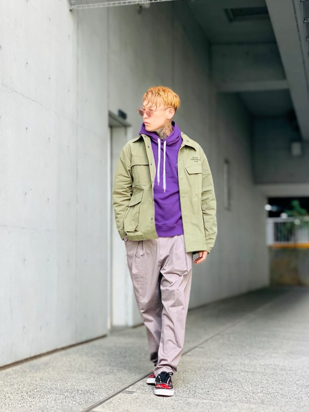 「スニーカー、VANS、ミリタリー、パーカー、カーキ、ミリタリージャケット、パープル、NUMBER (N)INE、オトナカジュアル、シェフパンツ」｜「NUMBER (N)INEのRIPSTOP MILITARY JACKET / リップストップ ミリタリージャケット（ミリタリージャケット、グリーン系）」を使った、TETUさん（メンズ・174cm）の秋コーディネートの1枚目の写真