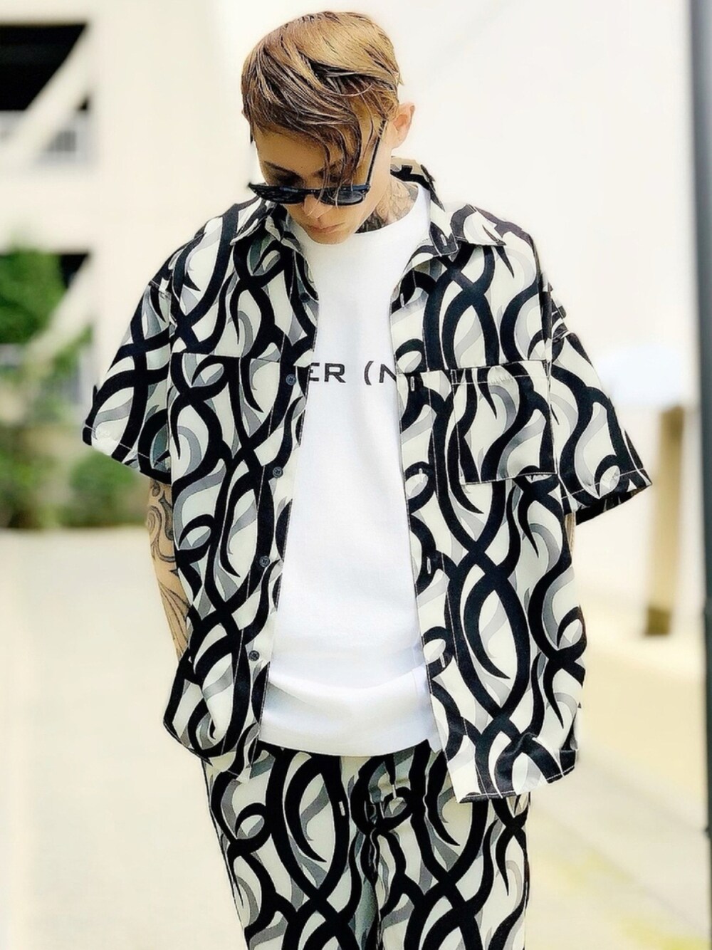 「セットアップ、柄パンツ、柄シャツ、ストリート、モノトーン、オーバーサイズ、トライバル、オトナカジュアル、AIVER、ストリートコーデ」｜「NUMBER (N)INEの【NUMBER (N)INE】《別注》スイッチロゴプリント ビンテージクルーネックTシャツ（Tシャツ/カットソー、ホワイト系）」を使った、TETUさん（メンズ・174cm）の秋コーディネートの1枚目の写真