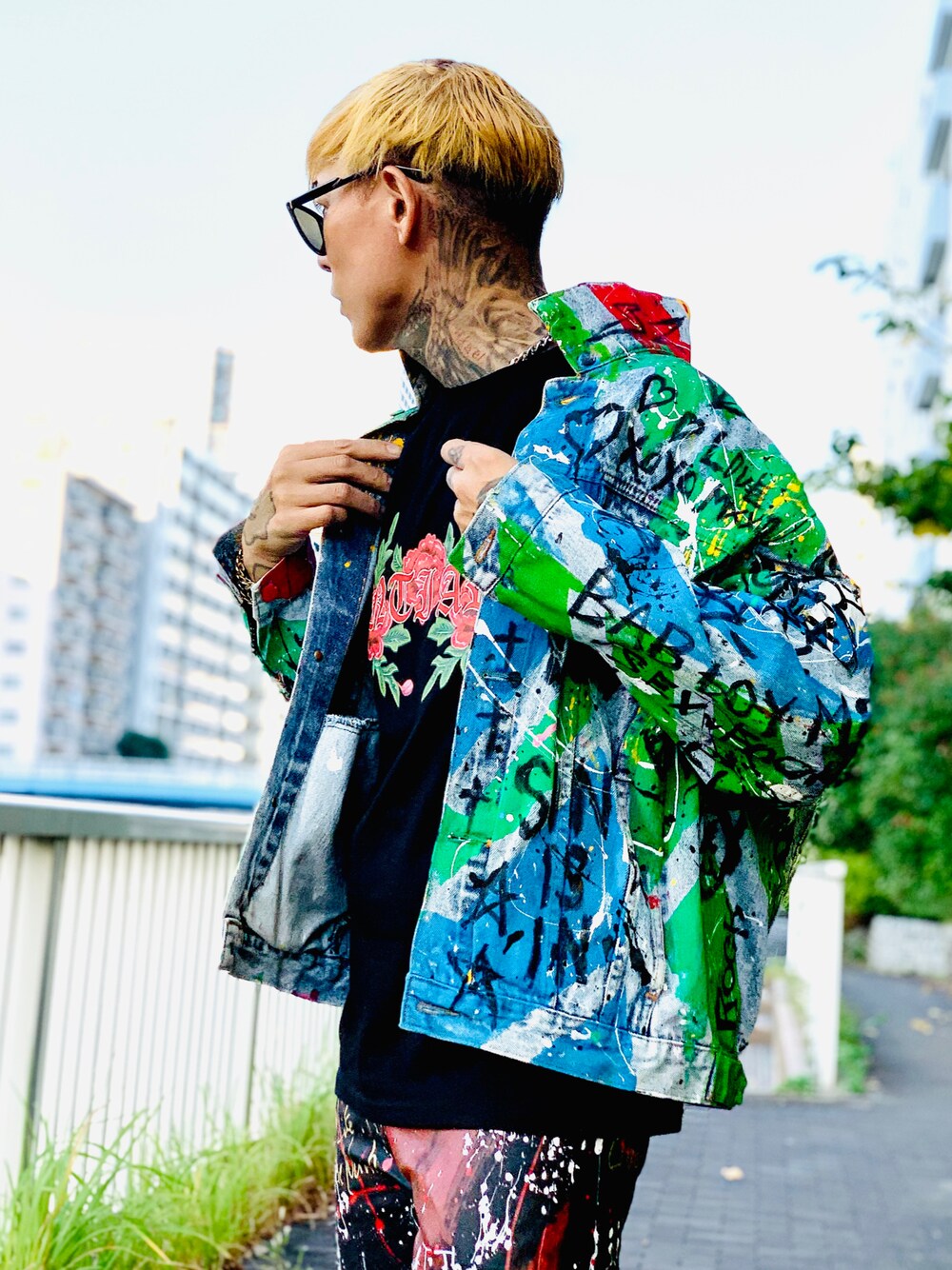 「シンプル、大人カジュアル、ゆるコーデ、ブラック、メンズファッション、デニム、ストリート、ストリートコーデ、韓国ファッション、ビッグシルエット、レザーパンツ、レザー、新星WEARISTAにエントリー」｜「頼まれもの🖋️🎨✌️🫰🫶✨✨のアイテム（デニムジャケット、レッド系）」を使った、TETUさん（メンズ・174cm）の冬コーディネートの1枚目の写真